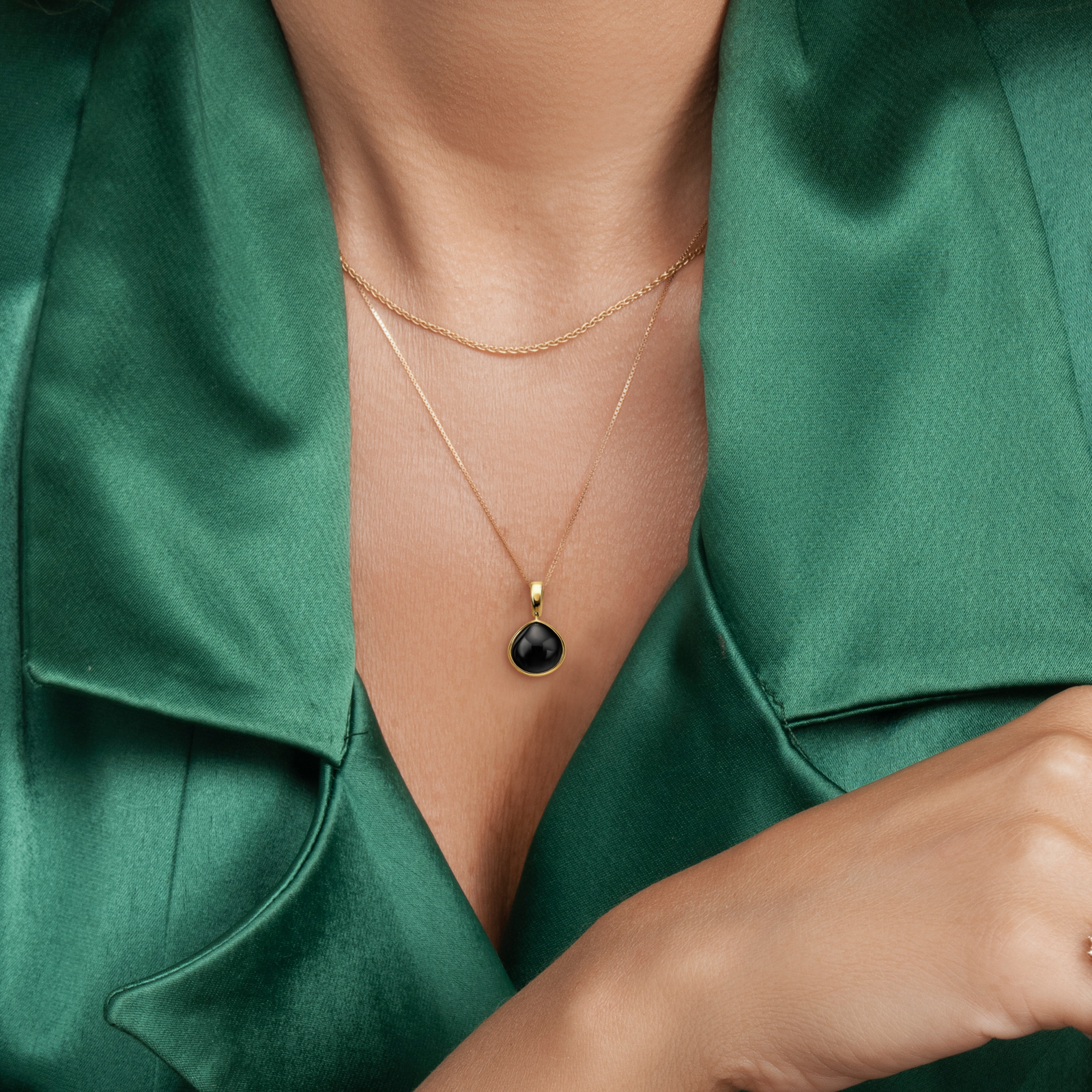 תליון זהב עם אבן אוניקס שחורה