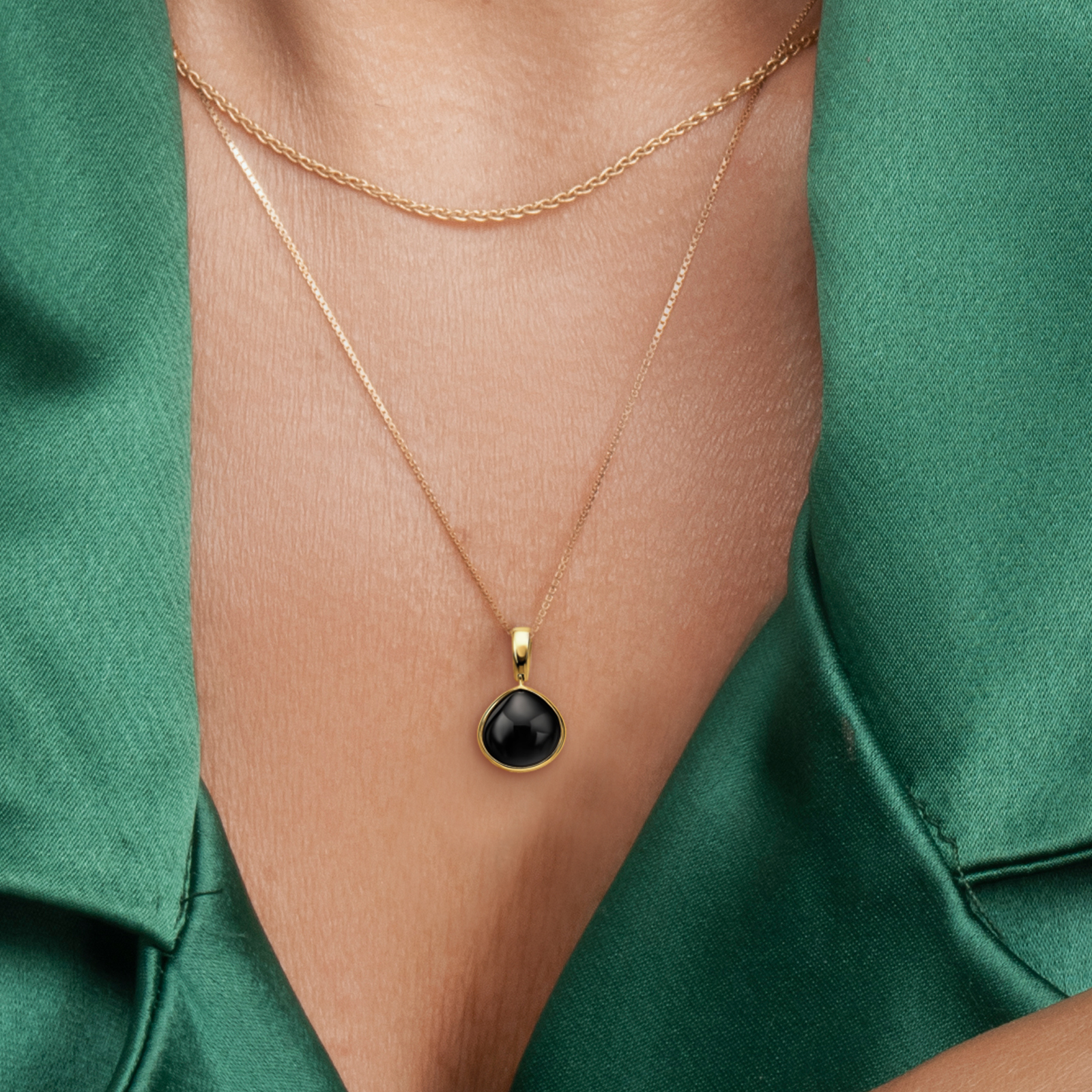 תליון זהב עם אבן אוניקס שחורה