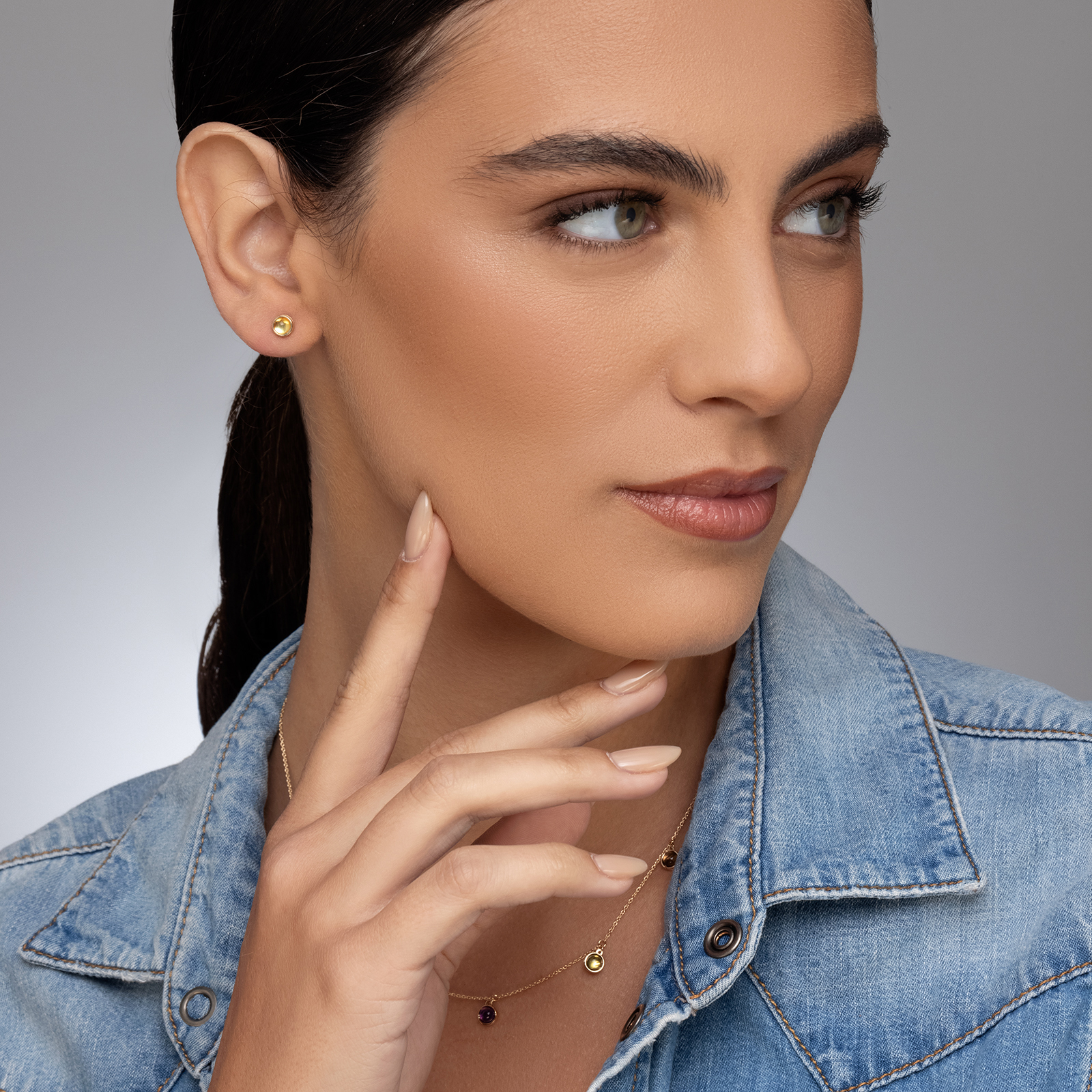 עגילי זהב צמודים משובצי peridot