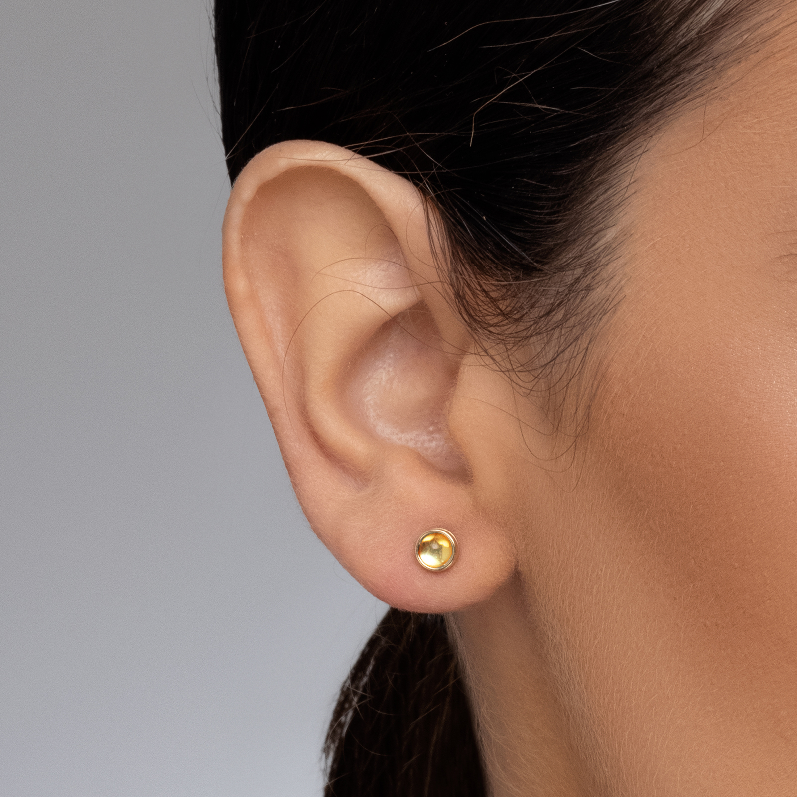 עגילי זהב צמודים משובצי peridot