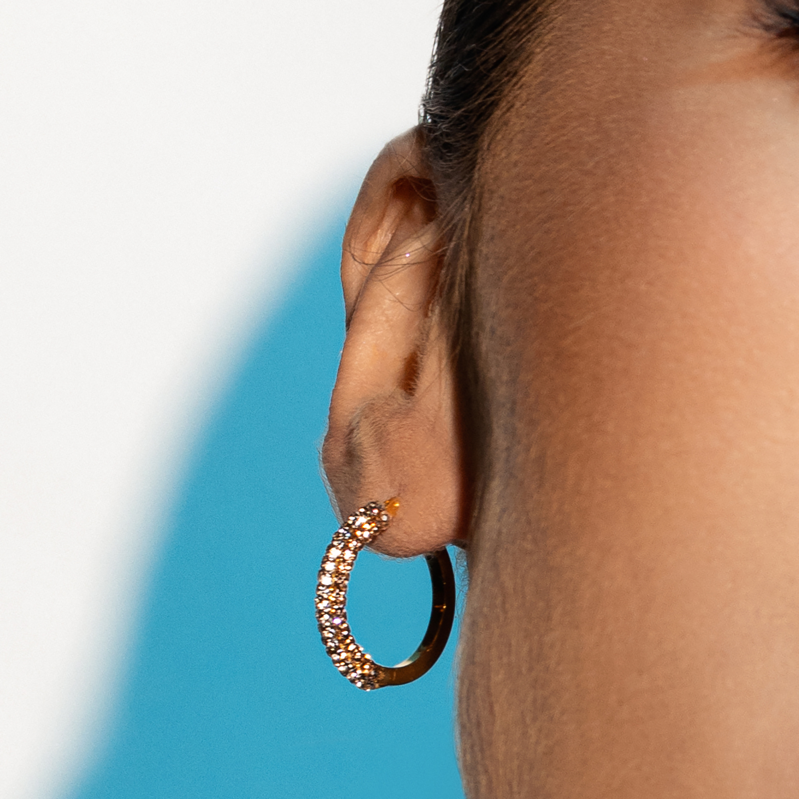 עגילי זהב RENE עם 4 שורות זירקונים לבנים וחומים