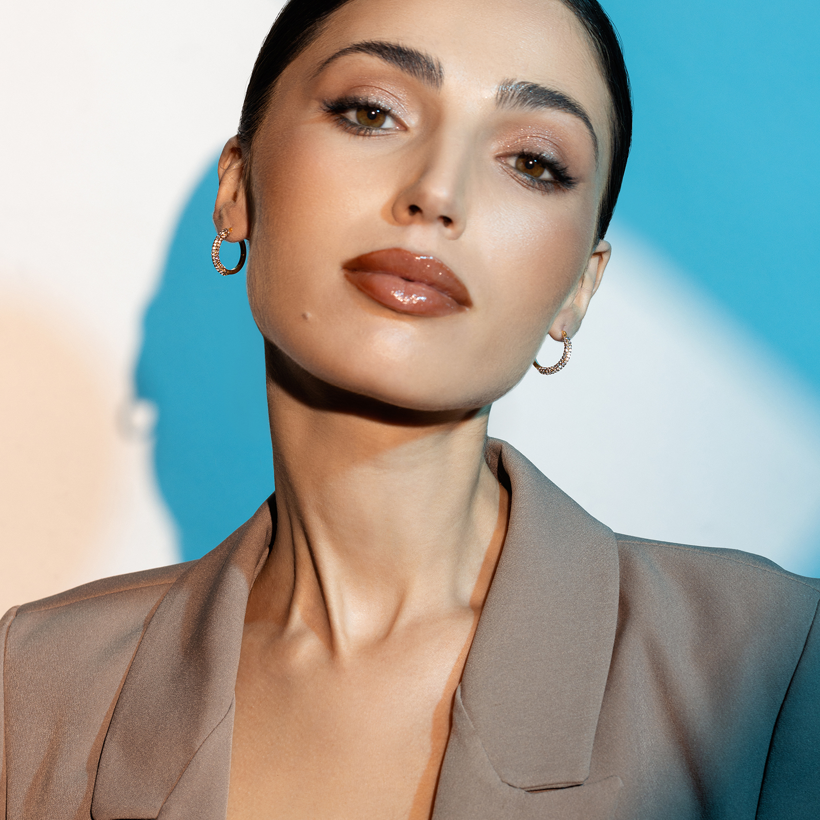 עגילי זהב RENE עם 4 שורות זירקונים לבנים וחומים