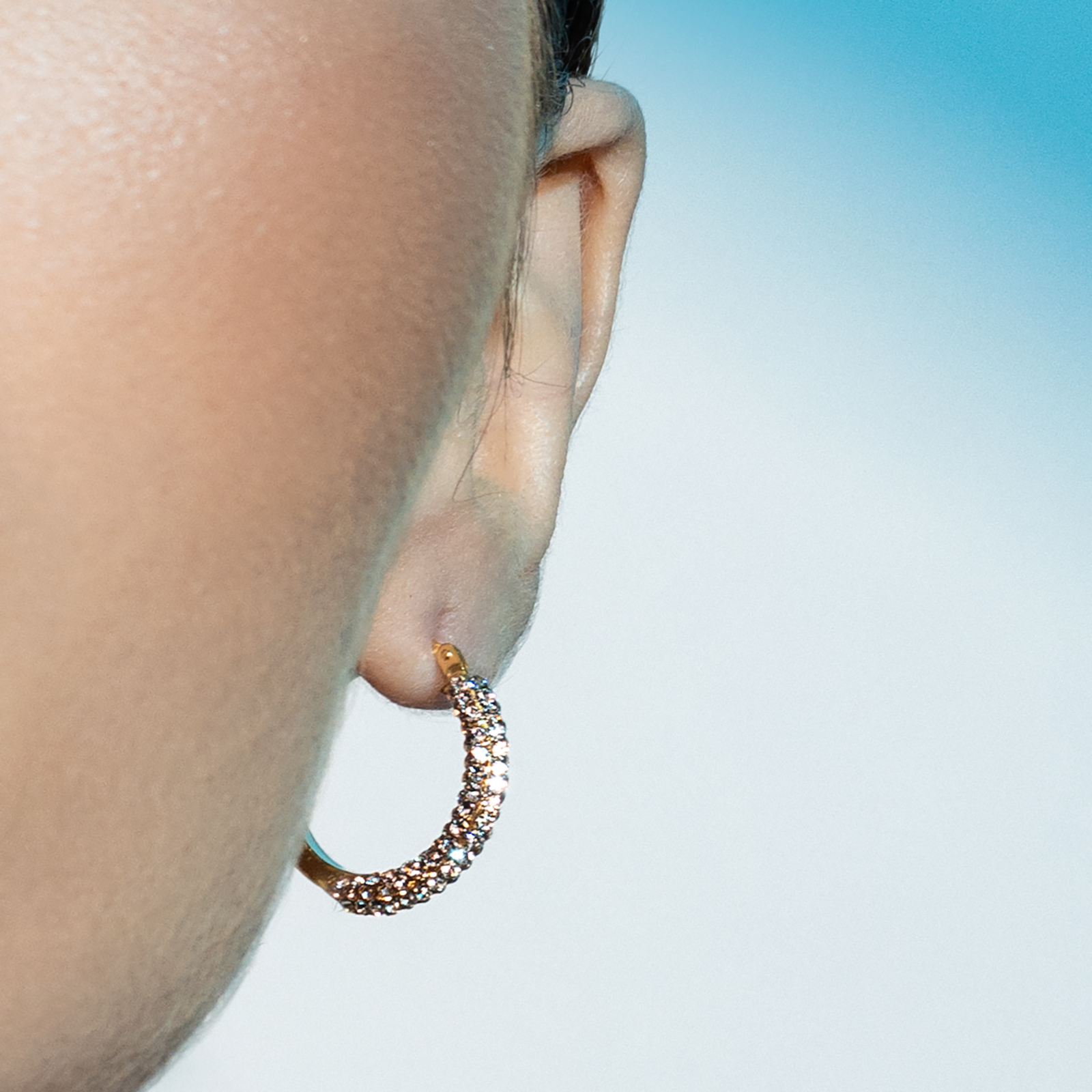 עגילי זהב RENE עם 4 שורות זירקונים לבנים וחומים