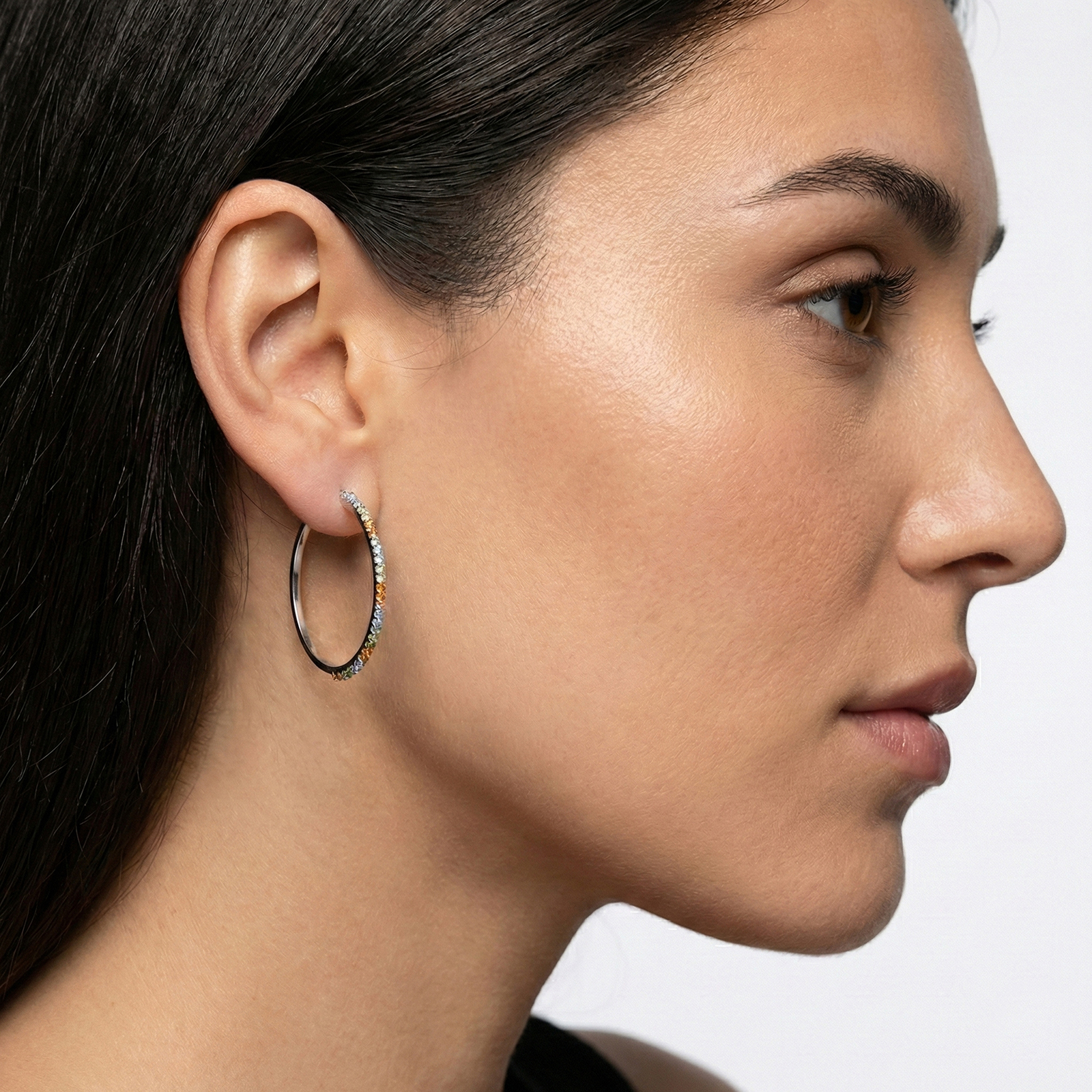 עגילי זהב 14K חישוק משובצים אבני SW צבעוניות.