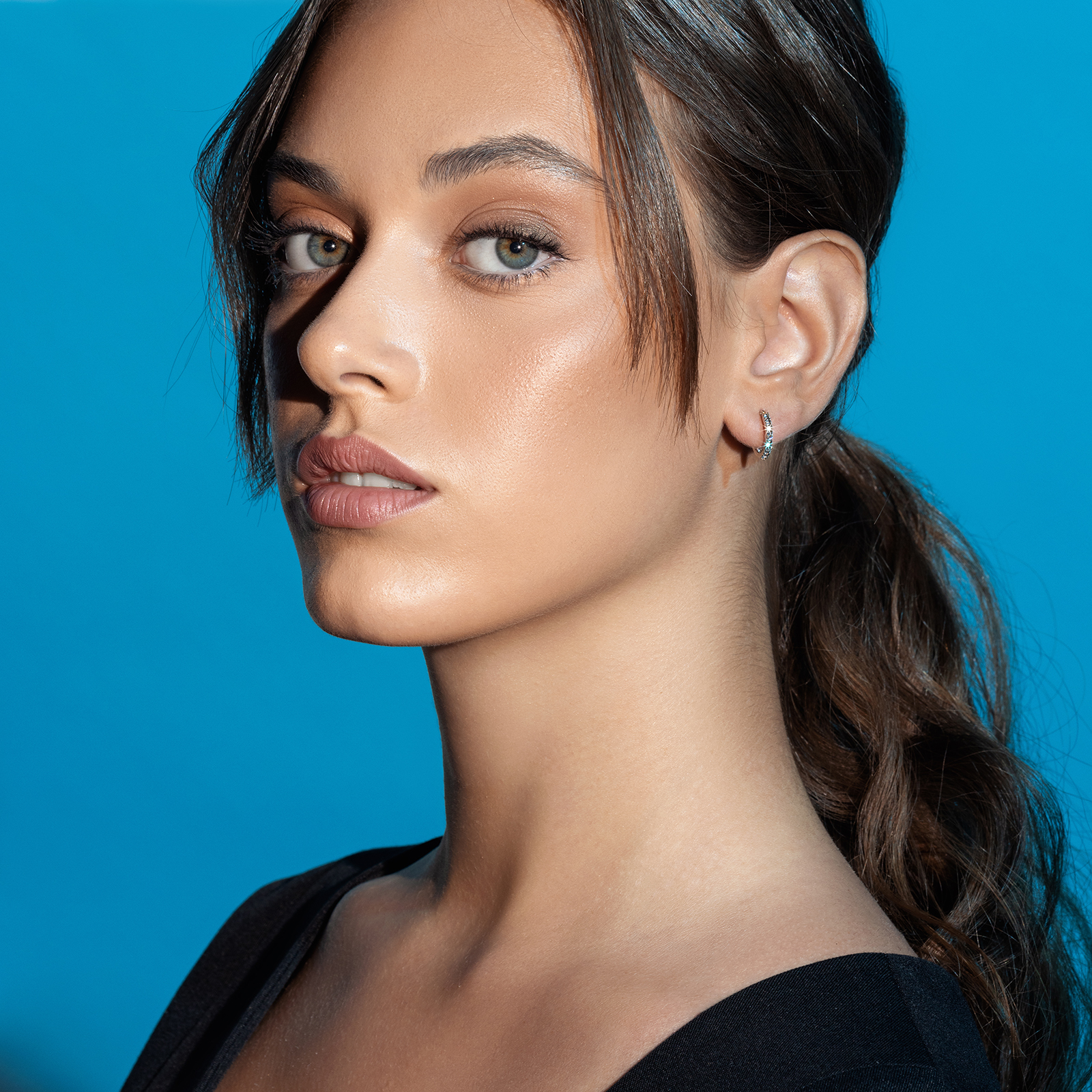 עגילי חישוק בזהב לבן 14K משובצים באבני סברובסקי נוצצות