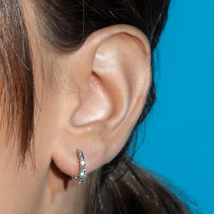 עגילי חישוק בזהב לבן 14K משובצים באבני סברובסקי נוצצות