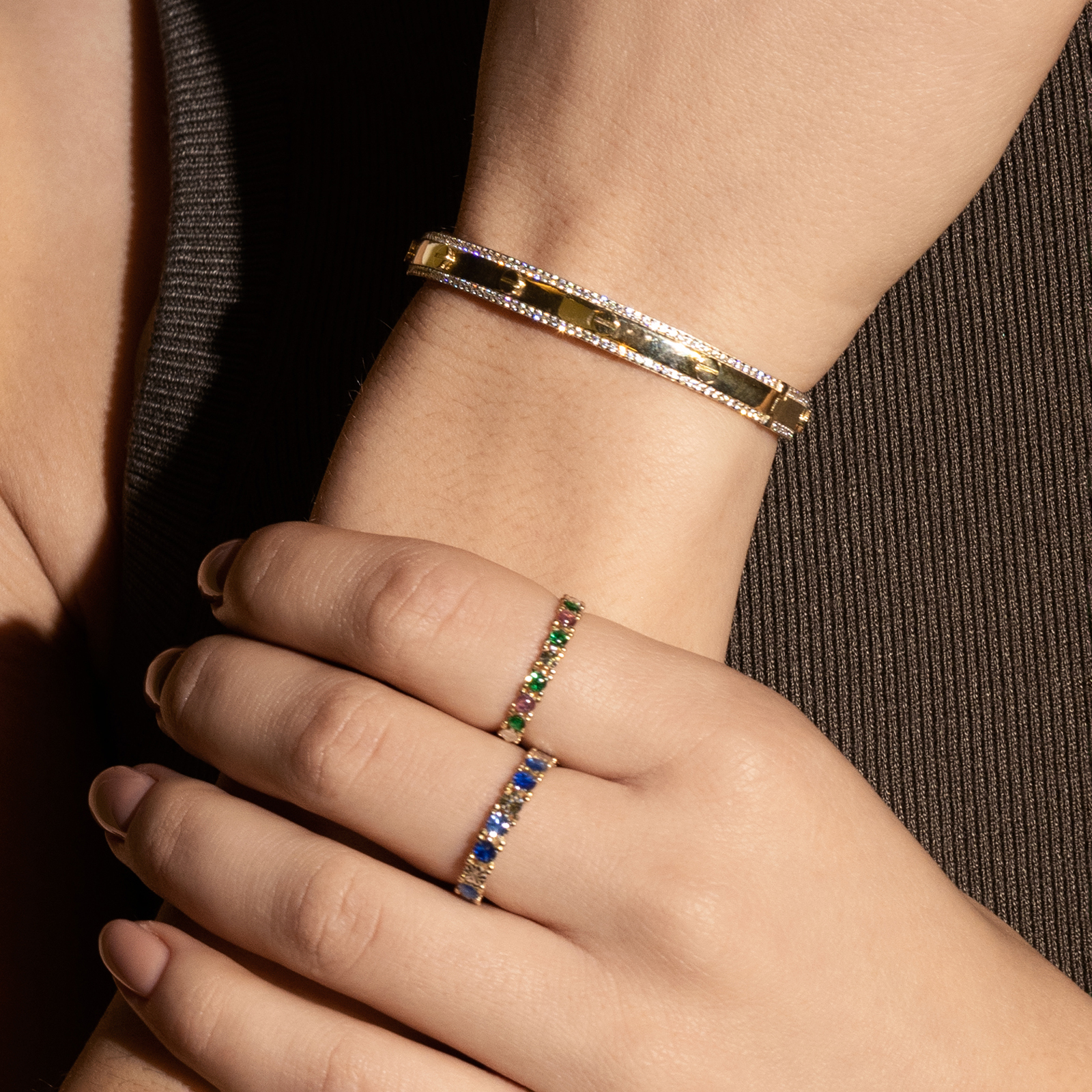 צמיד זהב קשיח בשיבוץ זירקונים בצדדיו