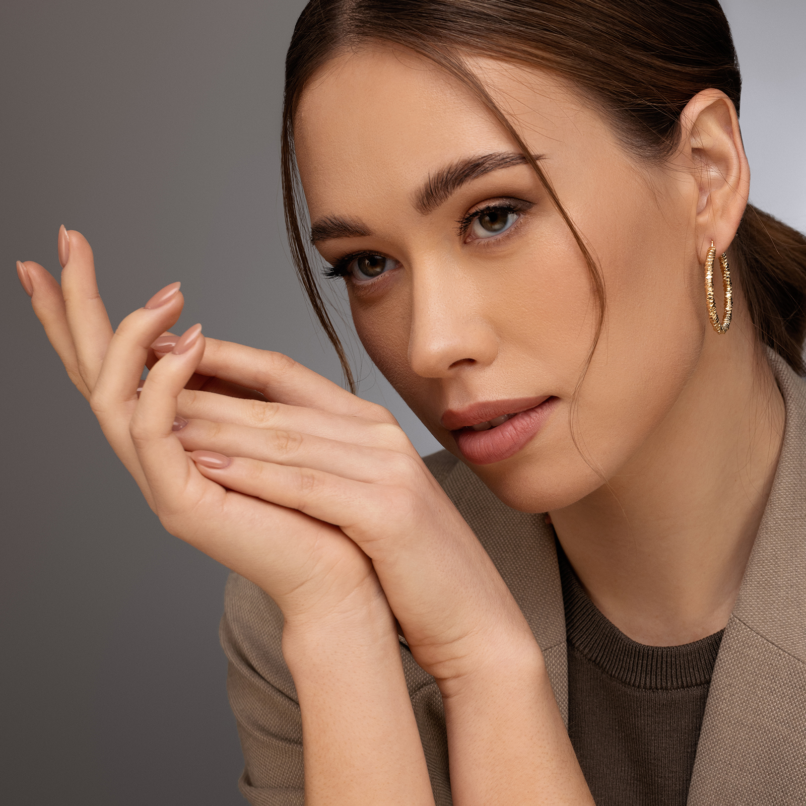 עגילי זהב חישוקים בגימור מחוספס בקוטר 3.6 ס"מ.