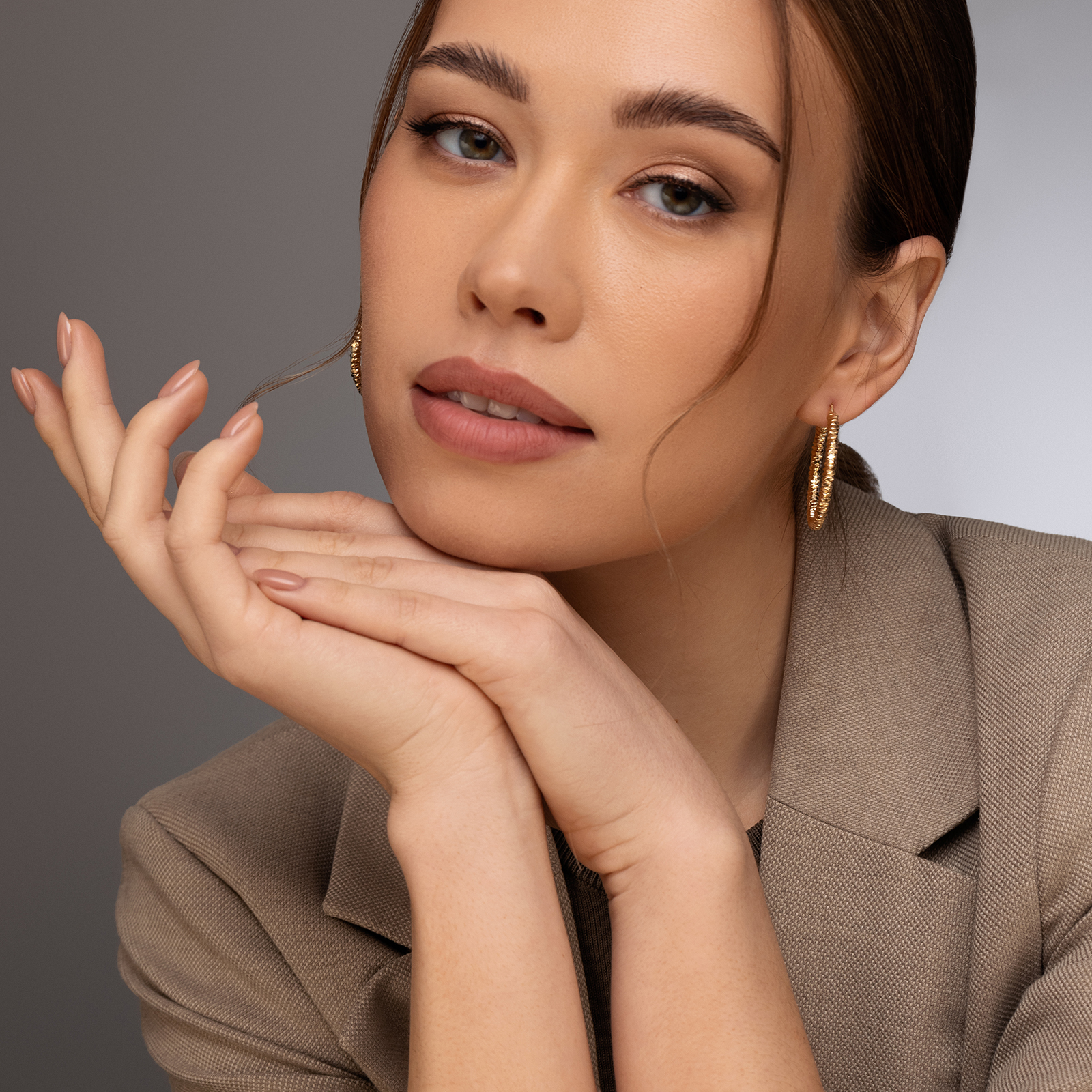 עגילי זהב חישוקים בגימור מחוספס בקוטר 3.6 ס"מ.