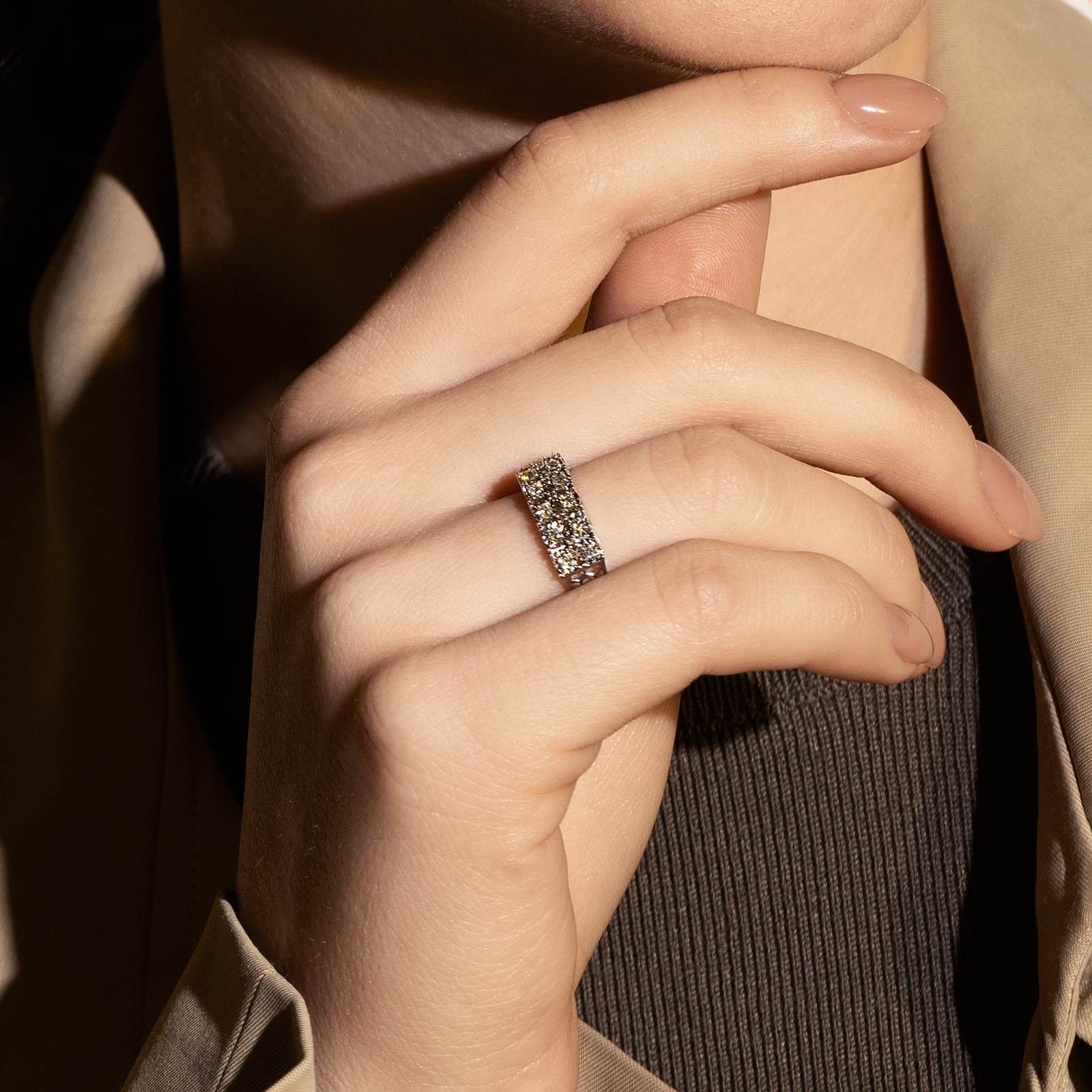 טבעת זהב משובצת יהלומים בעיצוב מאוורר