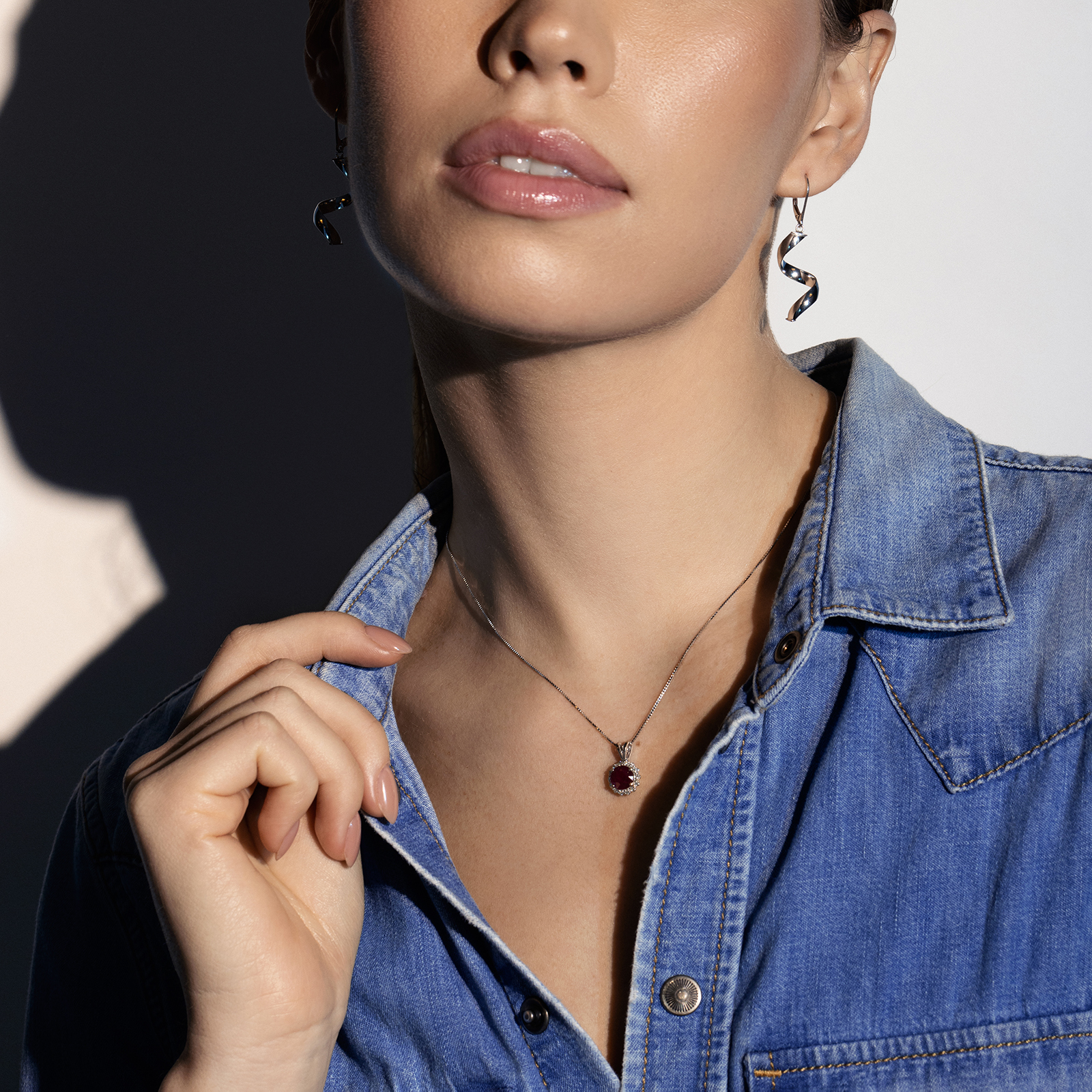 תליון זהב בשיבוץ רובי ויהלומים