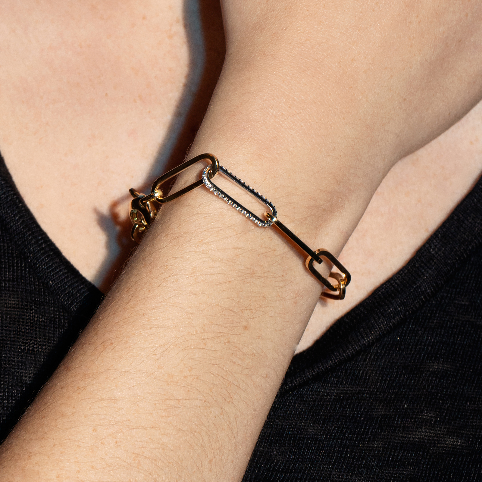 צמיד זהב מסדרת ג'ולין משולב חולית זרקונים