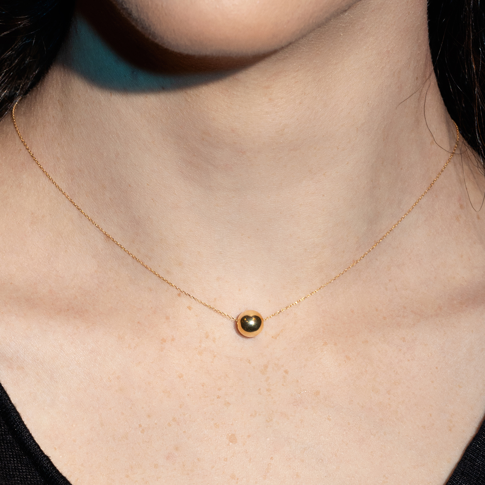 תליון כדור זהב צהוב מבריק ושרשרת זהב