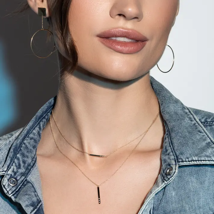 שרשרת זהב עם תליון פס משובץ יהלומים