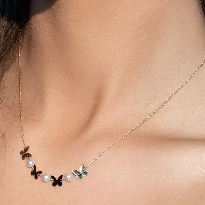 שרשרת זהב עם פרפרים ופנינים