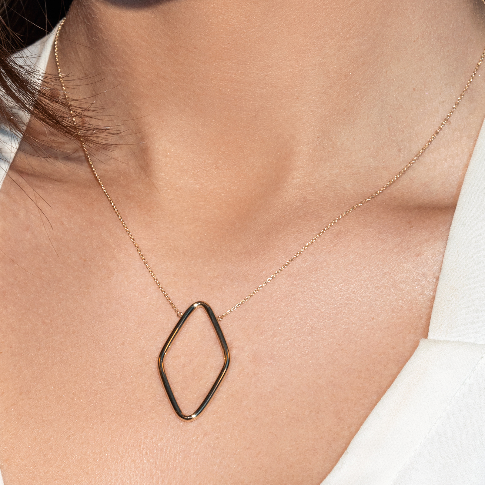 שרשרת זהב עם תליון מעוין מעוגל