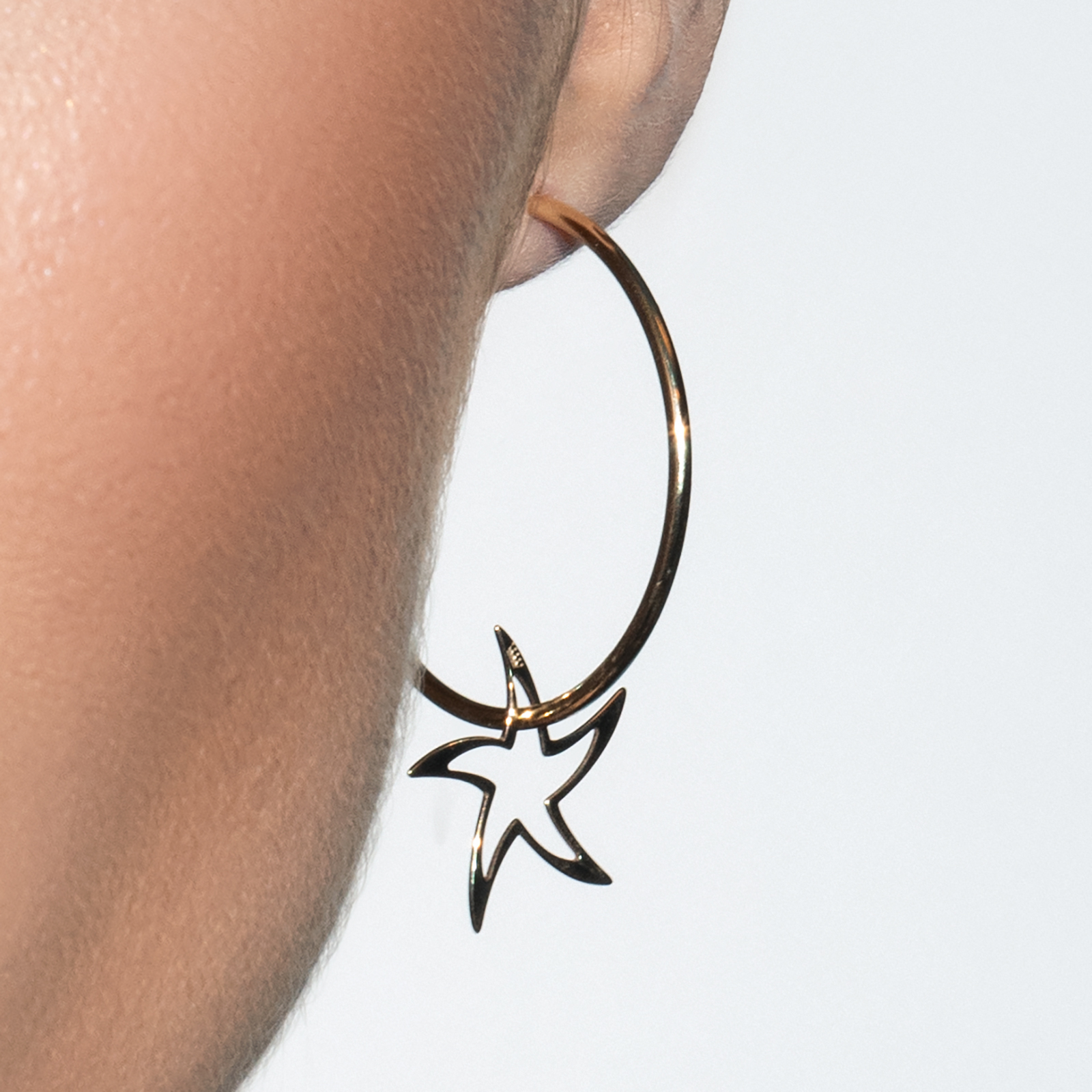 עגילי חישוק מזהב עם כוכב