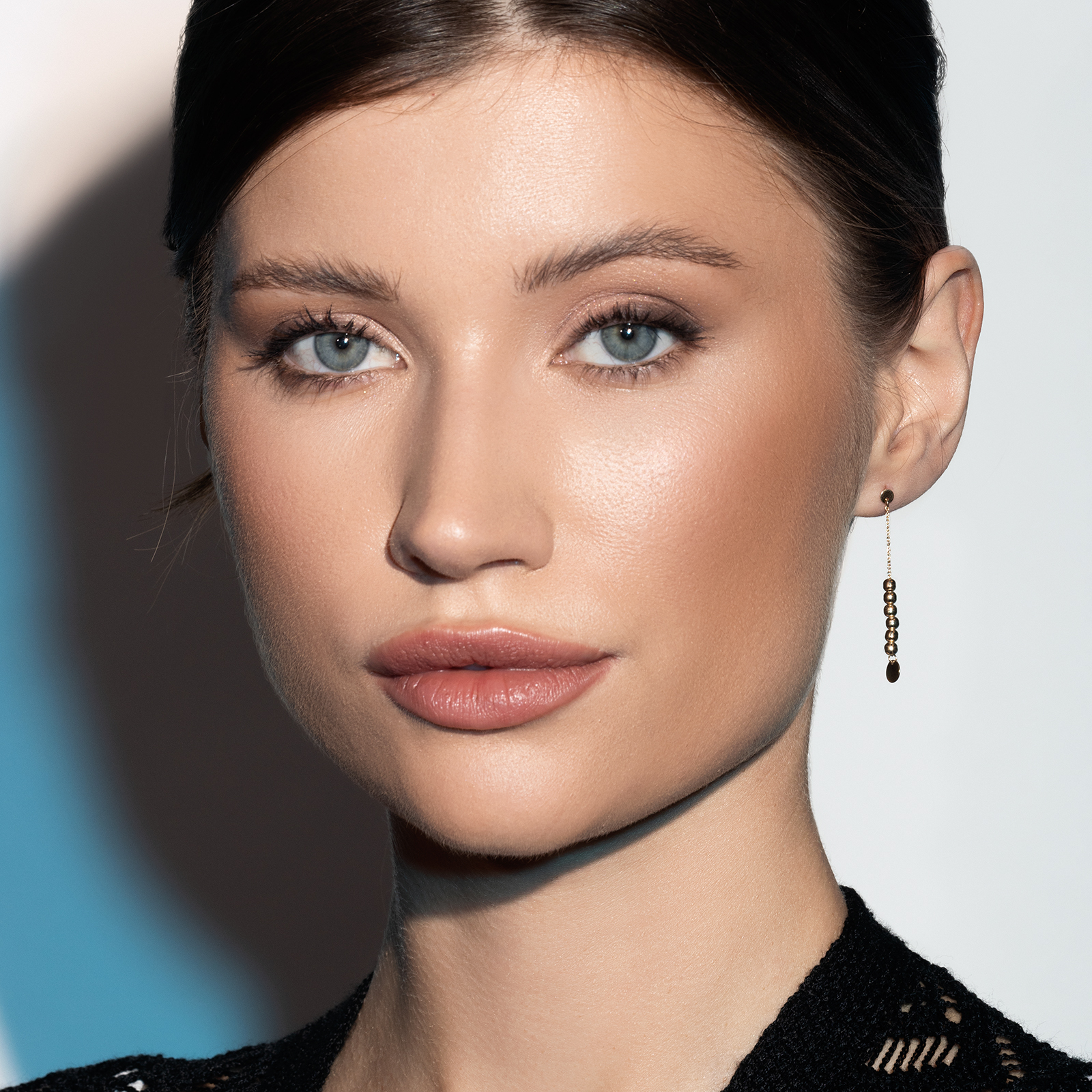 עגילי זהב ארוכים עם כדורי זהב וסיומת דיסקית זהב