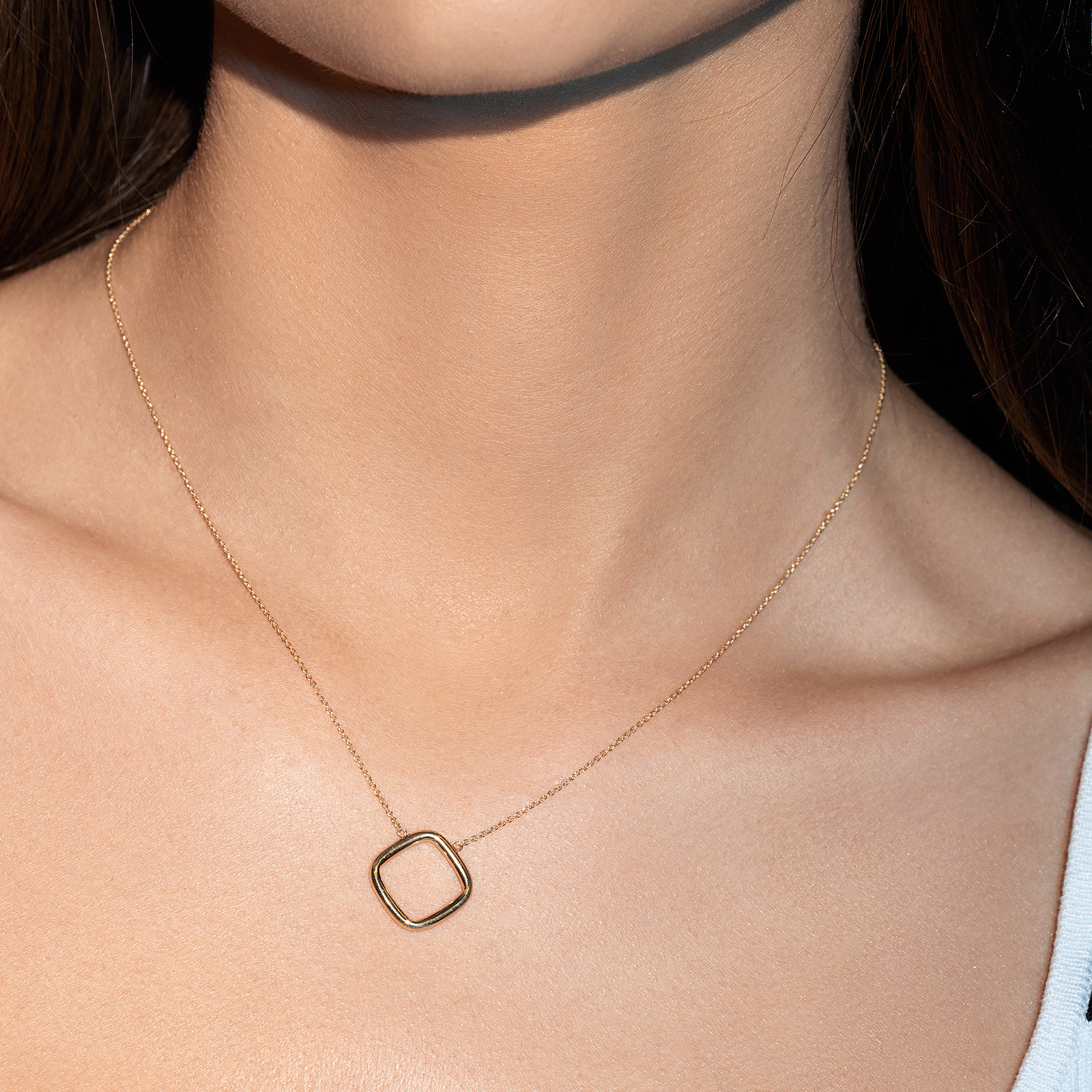 שרשרת זהב עם תליון ריבוע