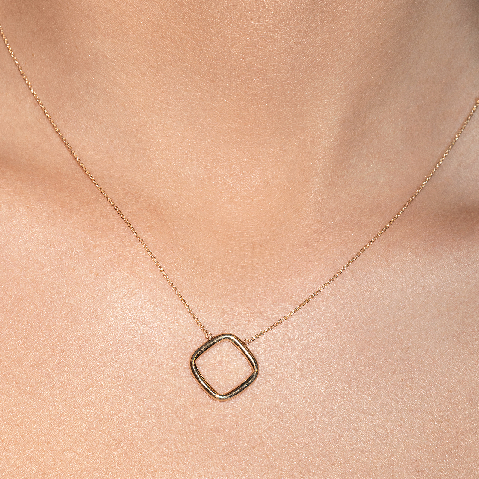 שרשרת זהב עם תליון ריבוע