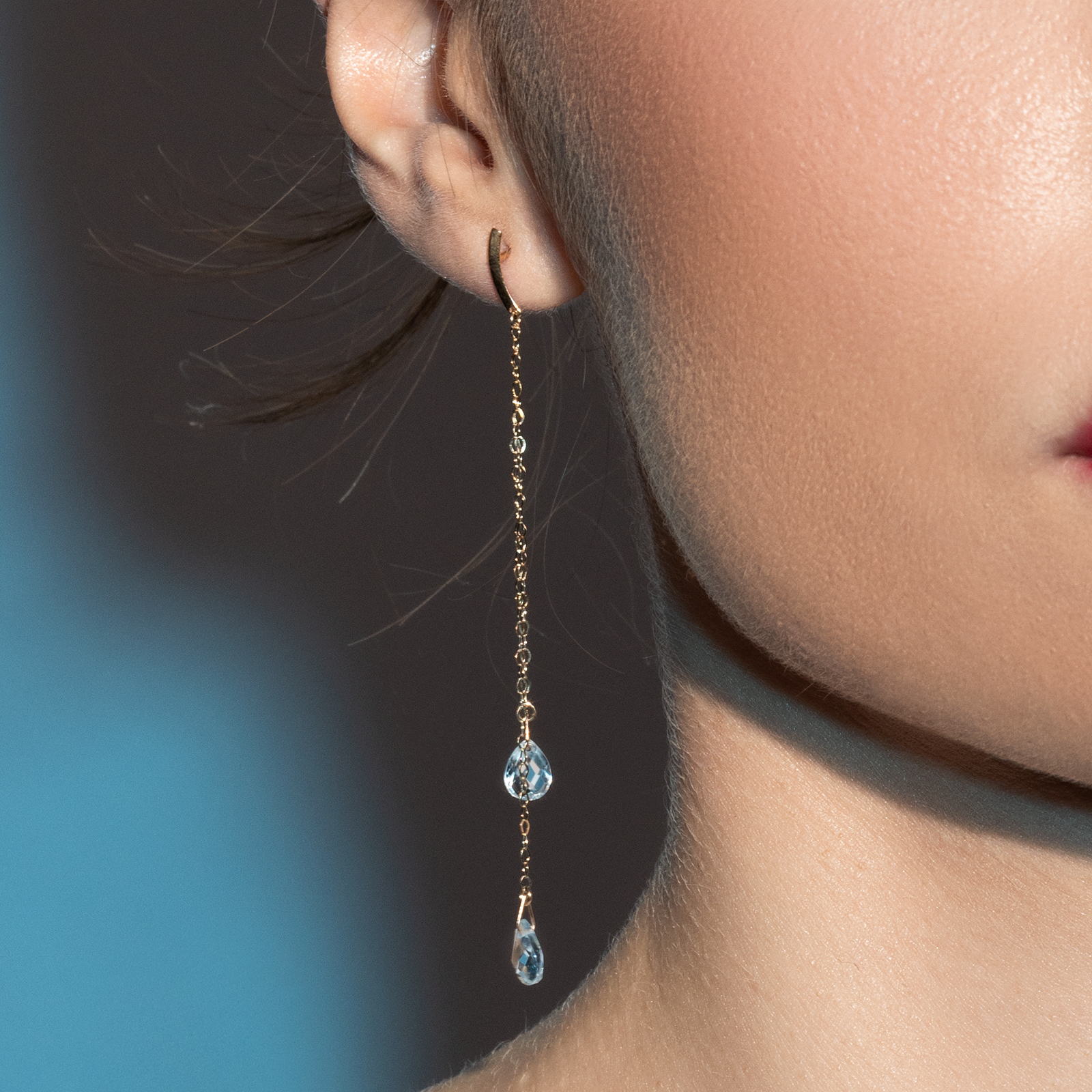 עגילי זהב ארוכים עם בלו טופז