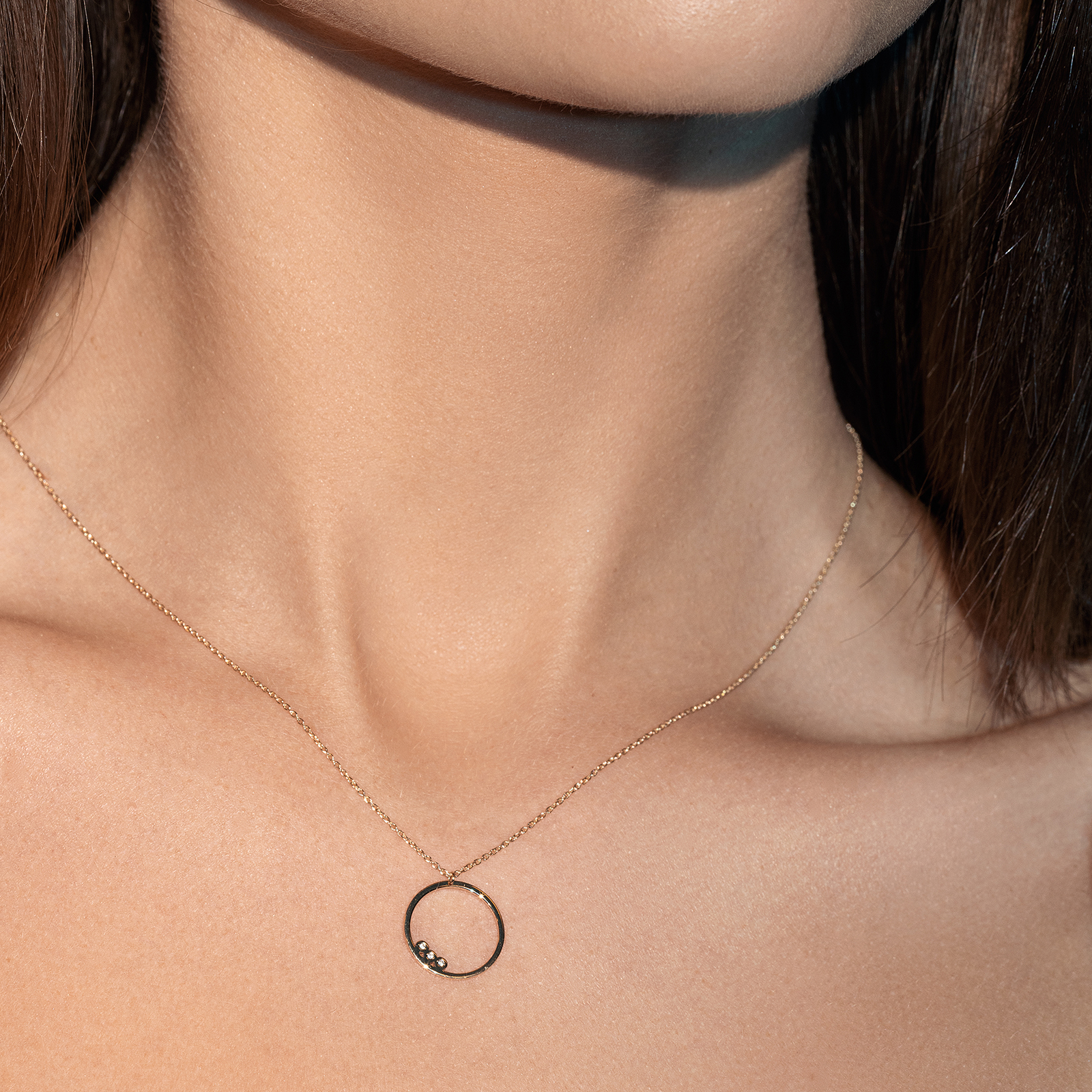 שרשרת זהב עם תליון עגול משובץ זרקונים