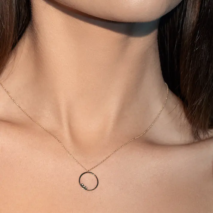 שרשרת זהב עם תליון עגול משובץ זרקונים