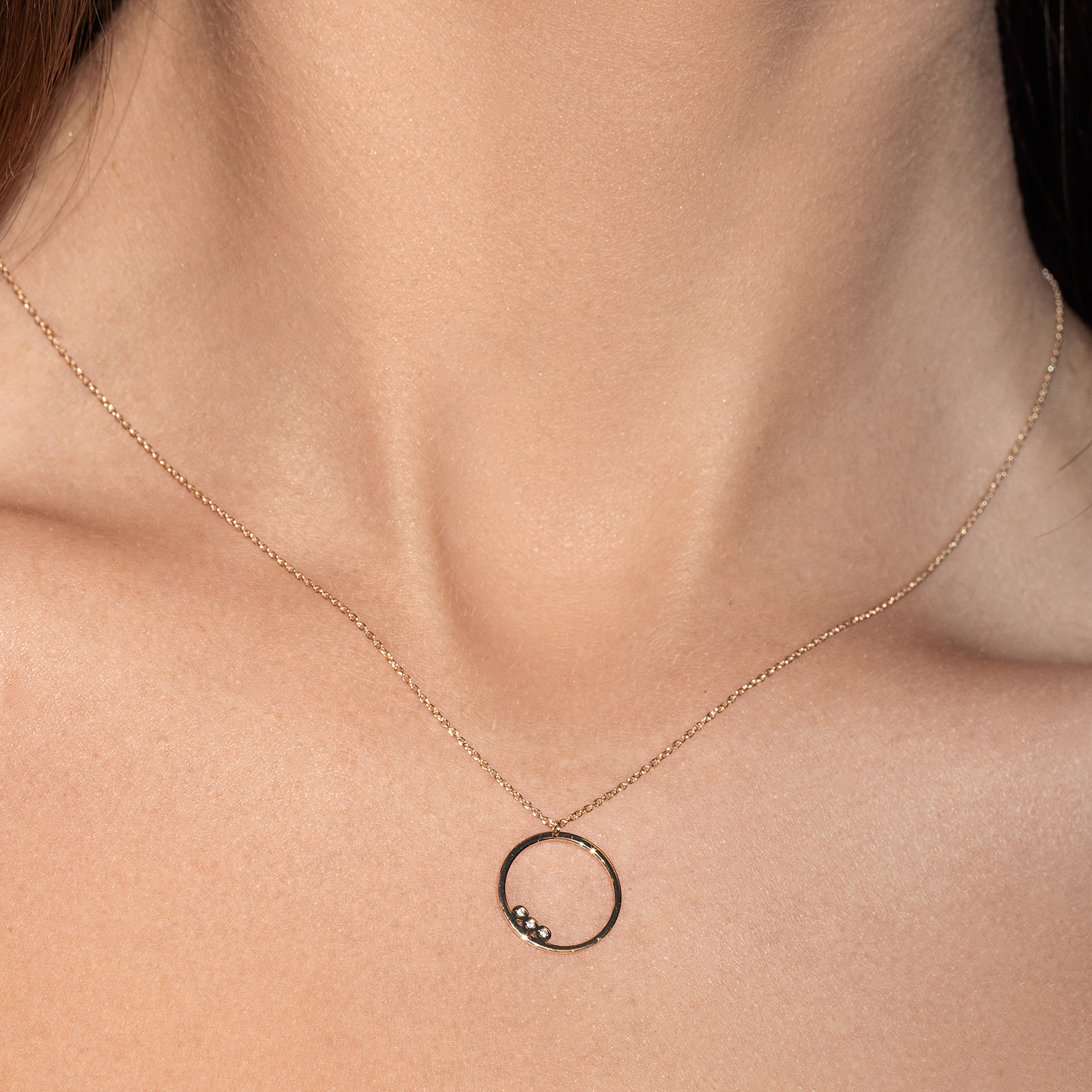 שרשרת זהב עם תליון עגול משובץ זרקונים