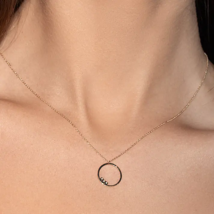 שרשרת זהב עם תליון עגול משובץ זרקונים