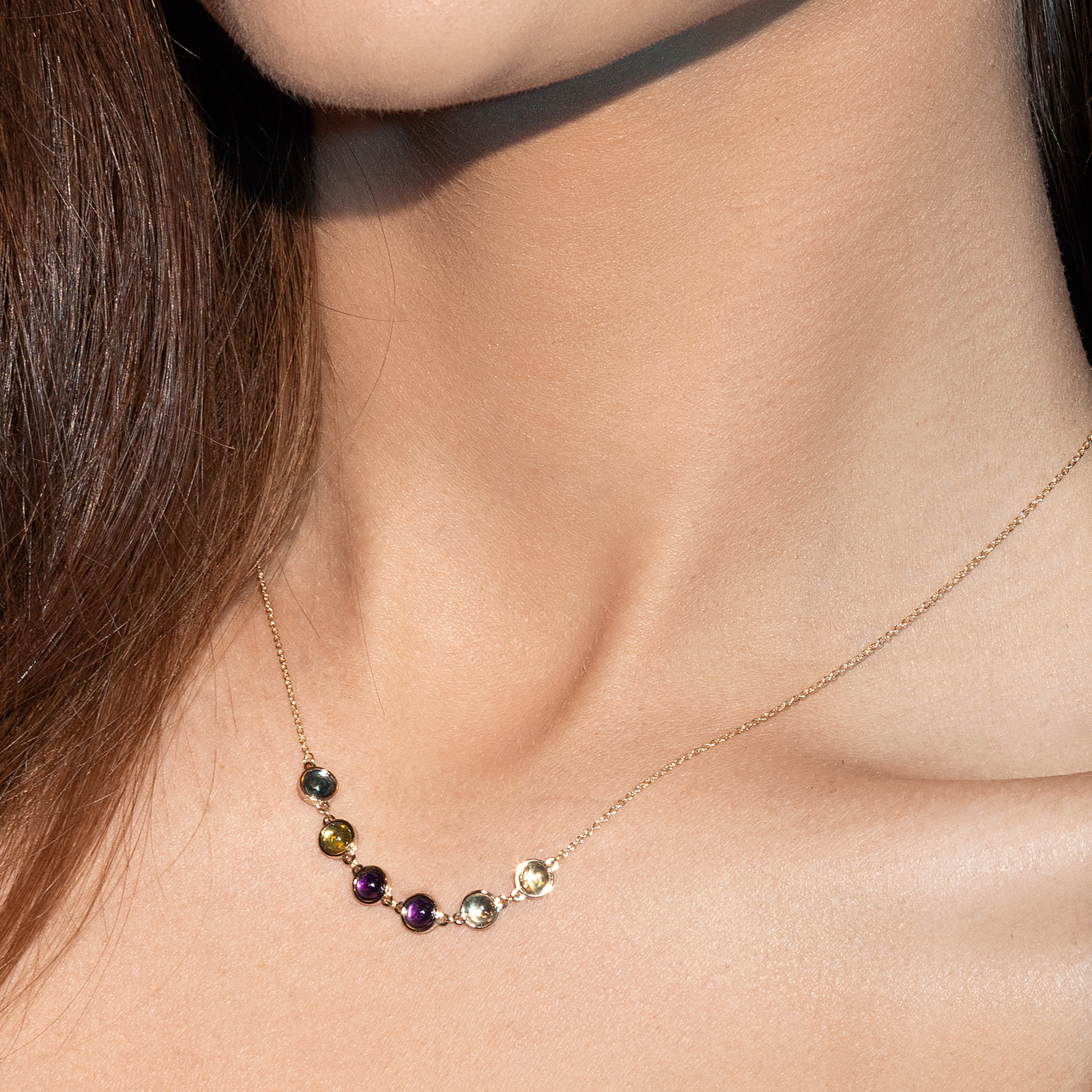 שרשרת זהב בשיבוץ אבני חן