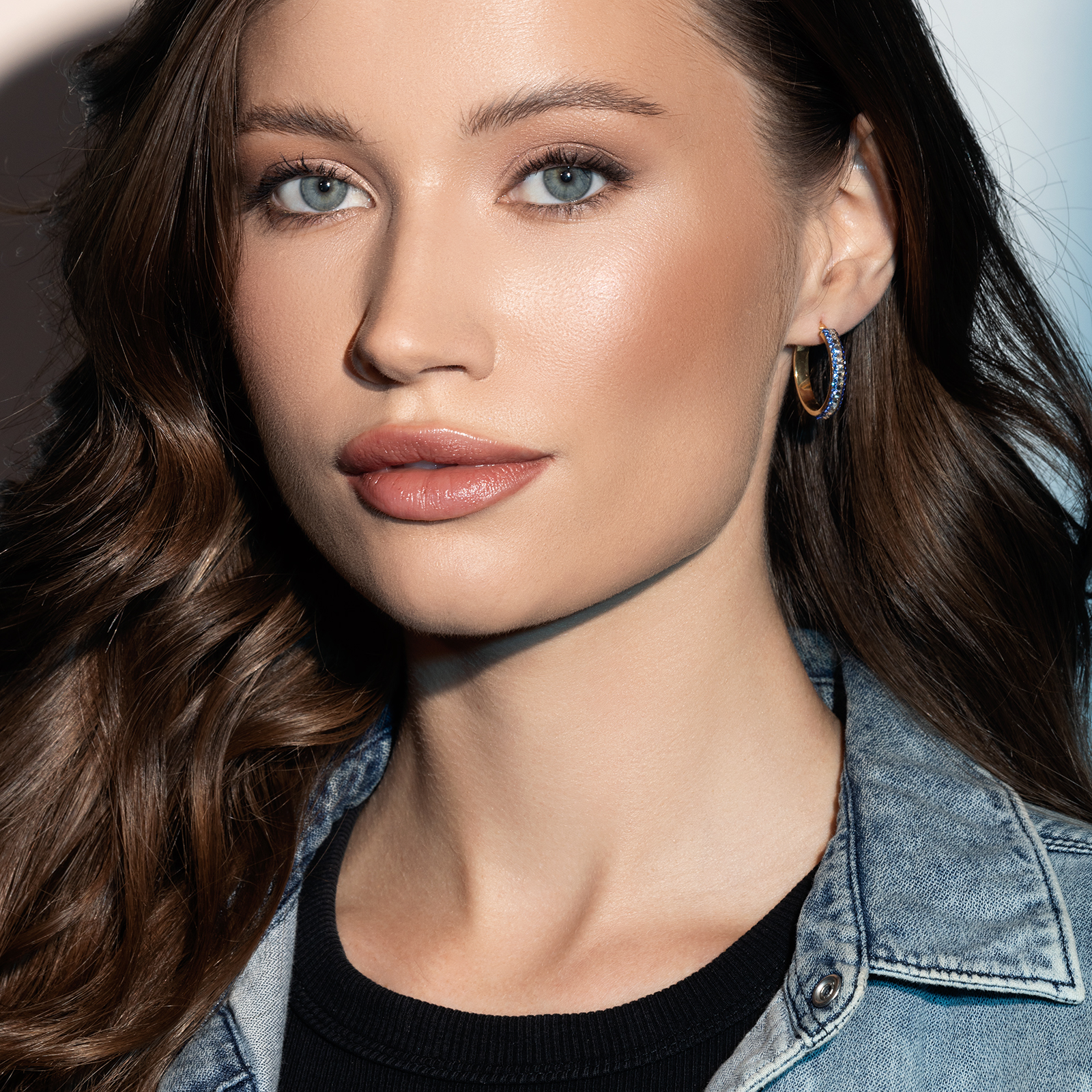 עגילי זהב חישוק בשיבוץ אבני סברובסקי בגווני תכלת- לבן.