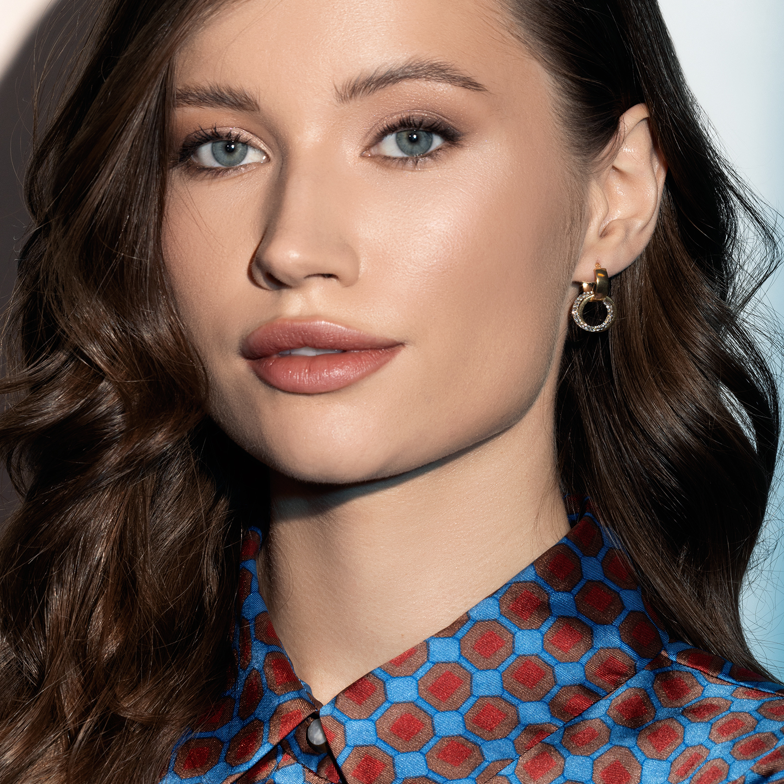 עגילי חישוקי זהב משובצים באבני סברובסקי