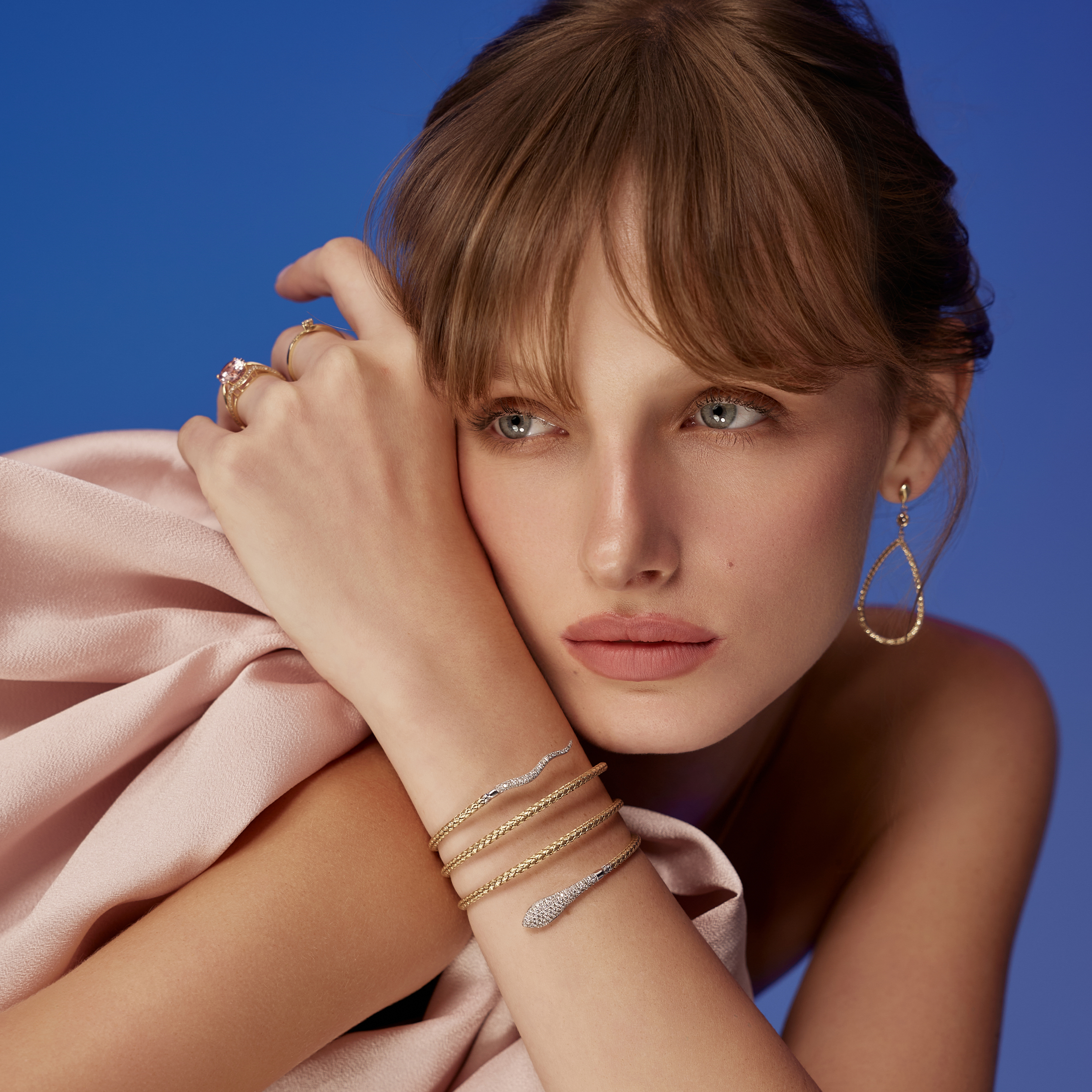 עגילי טיפה מזהב משובצים זרקונים נוצצים