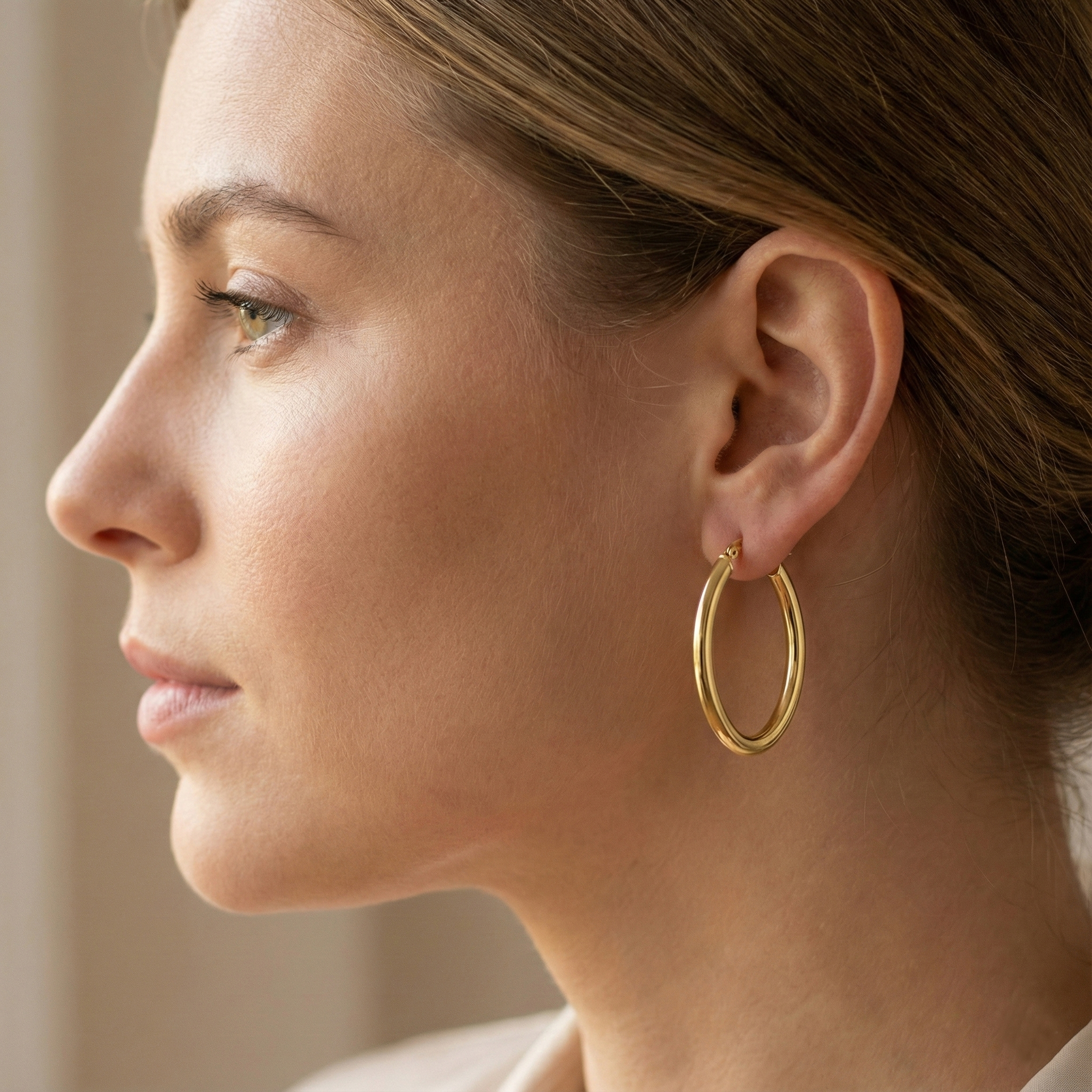 עגילי חישוק מזהב 14K בעיצוב נקי וקלאסי