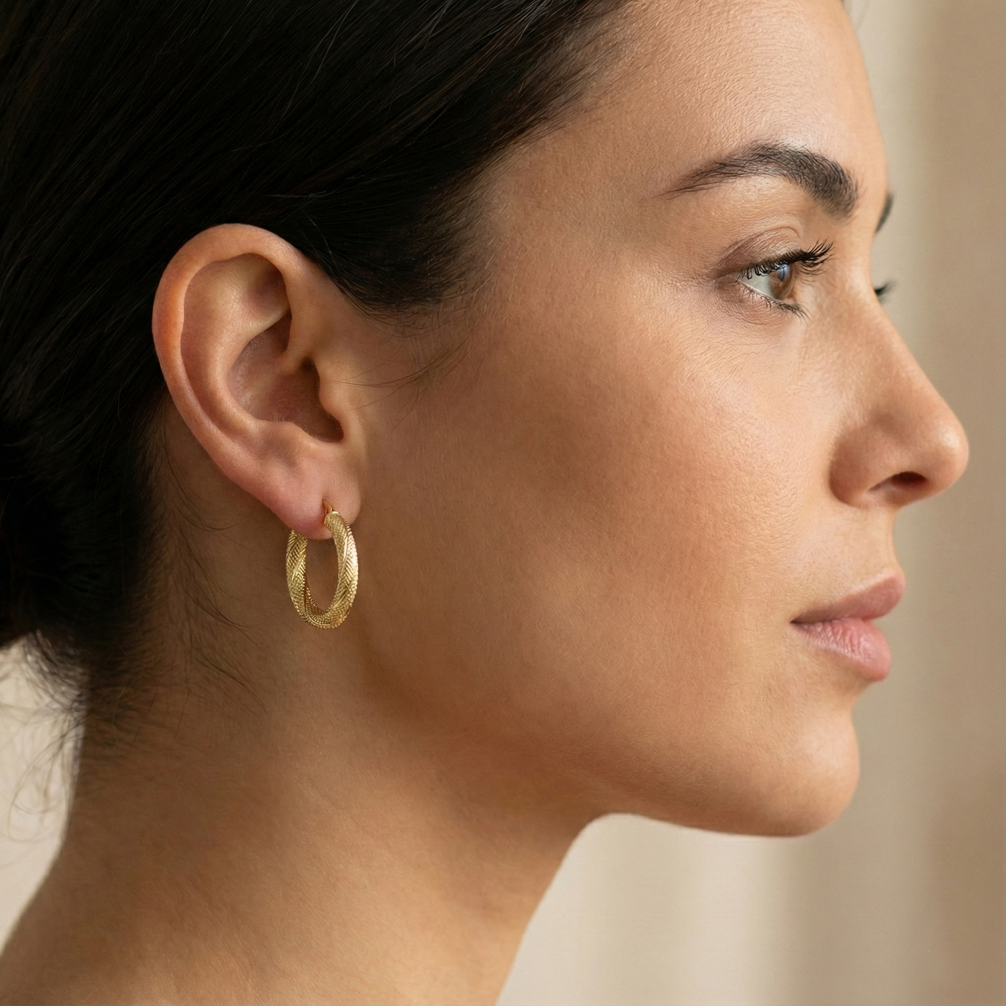 עגילי חישוק מזהב 14K בשילוב טקסטורת לייזר מנצנצת