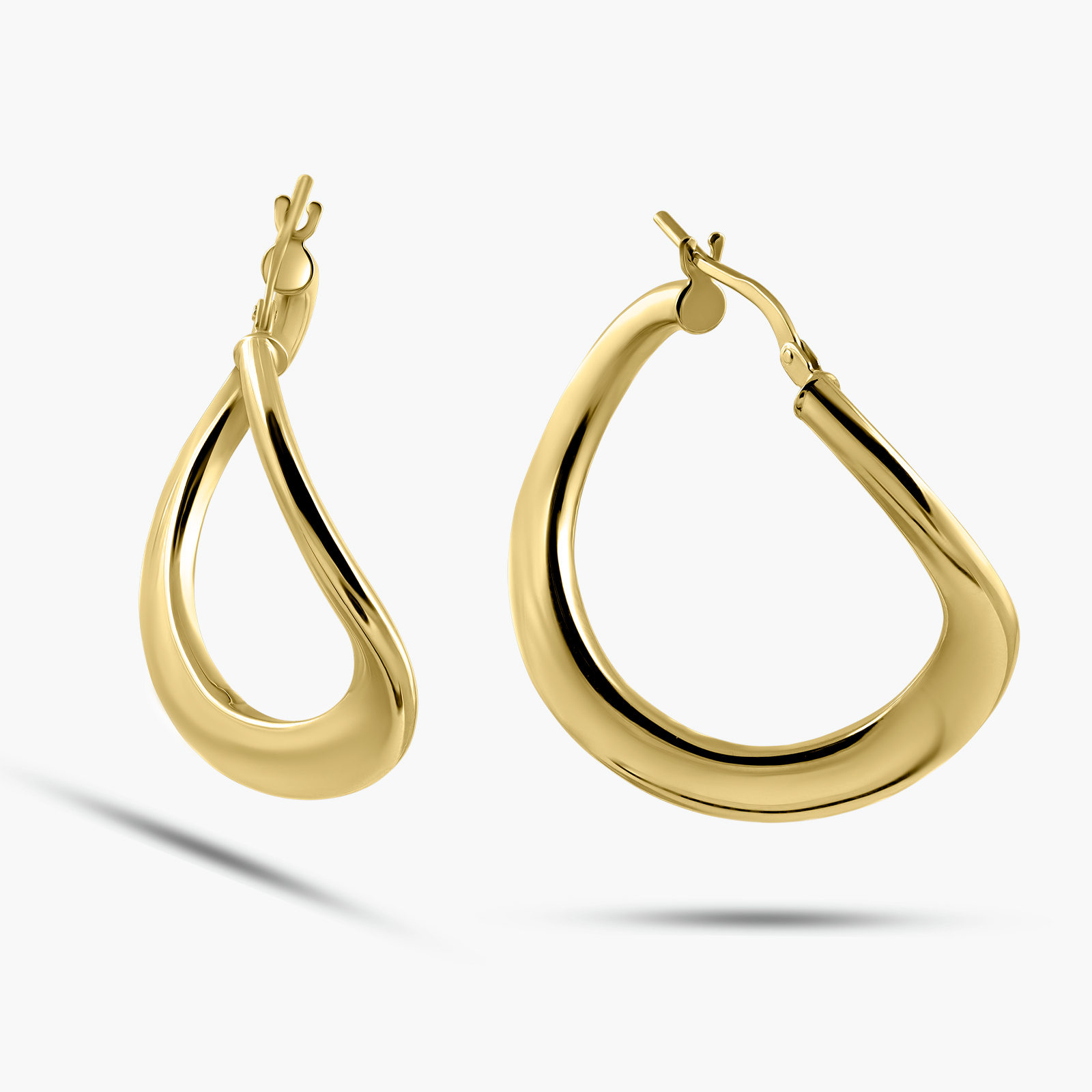 עגילי חישוק מזהב בעיצוב דינאמי וצעיר