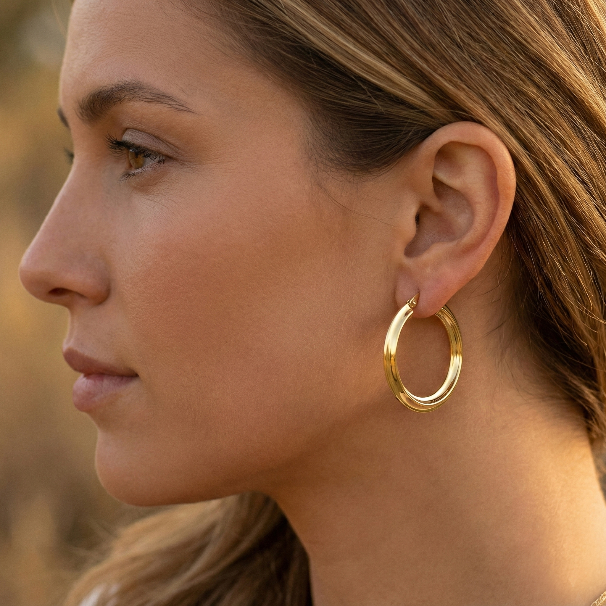 עגילי חישוק מזהב עם חריטה עדינה במרכז