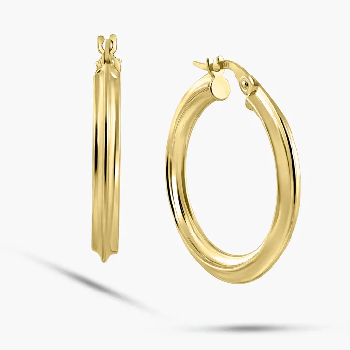 עגילי חישוק מזהב עם חריטה עדינה במרכז