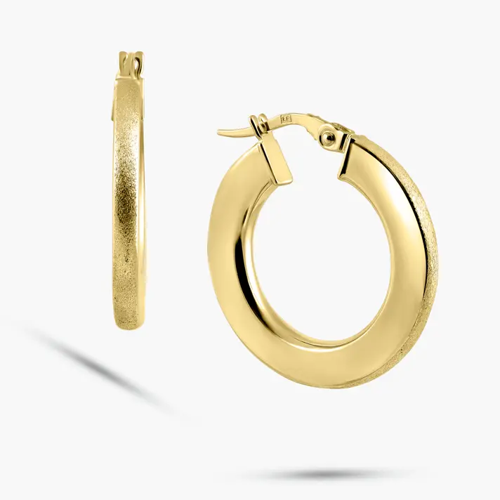 עגילי חישוק מזהב במראה מודרני בגימור מט ומבריק