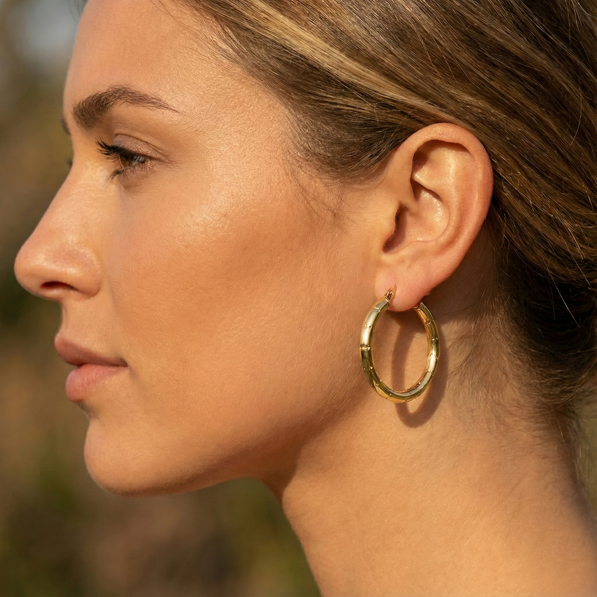 עגילי חישוק מזהב עם עיטורי נקודות