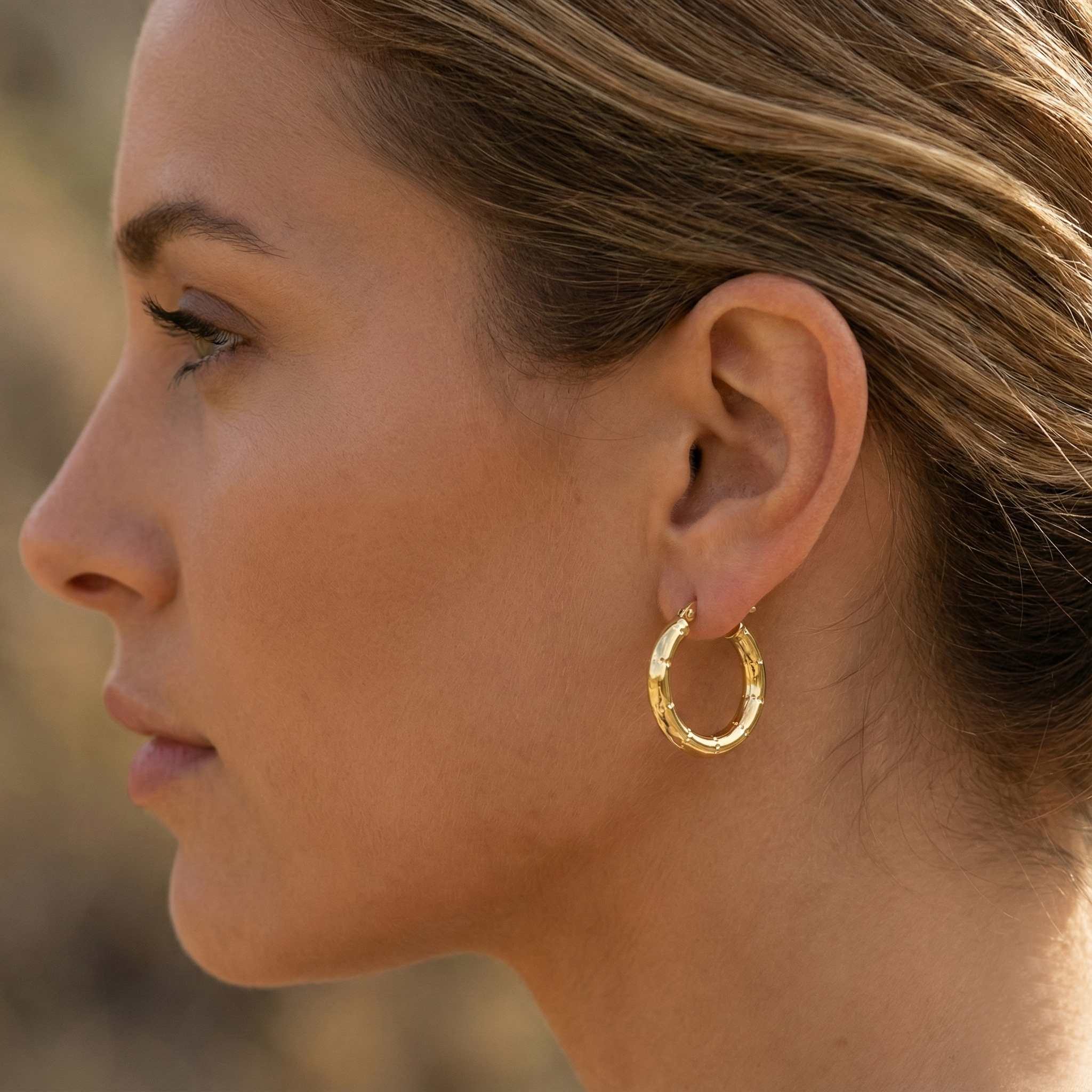 עגילי חישוק 14K עם חריטות מעודנות