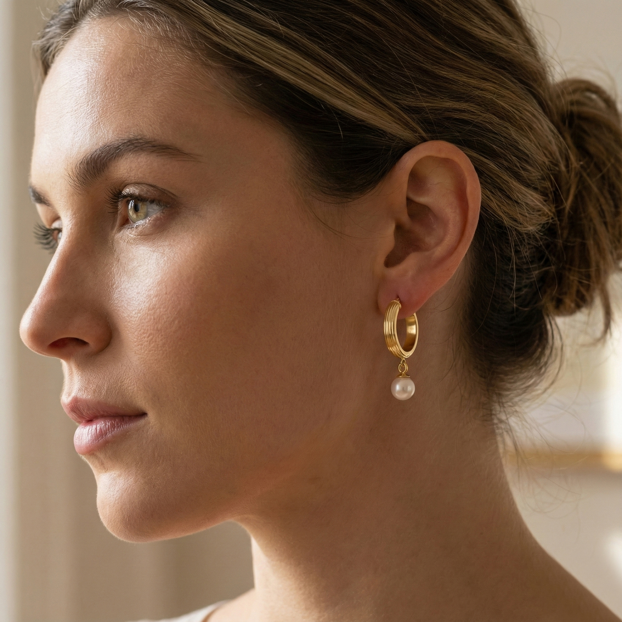 עגילי חישוק מזהב 14K בשילוב פנינה