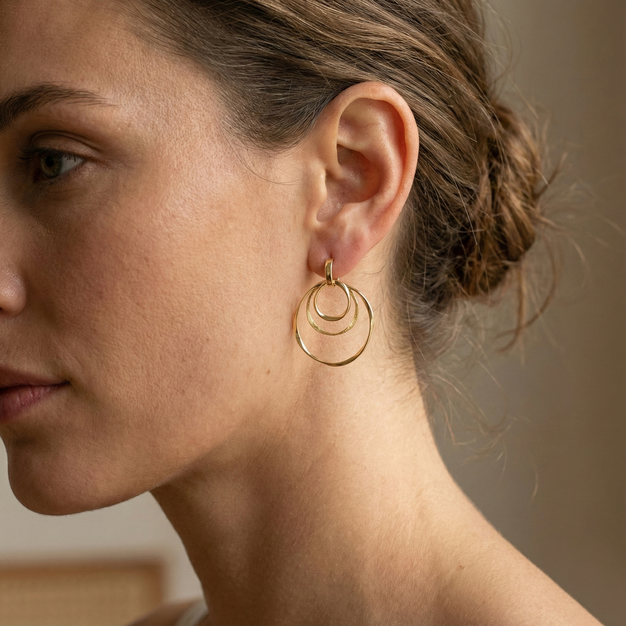 עגילי זהב 14K בעיצוב תלת שכבתי של שלוש חישוקים