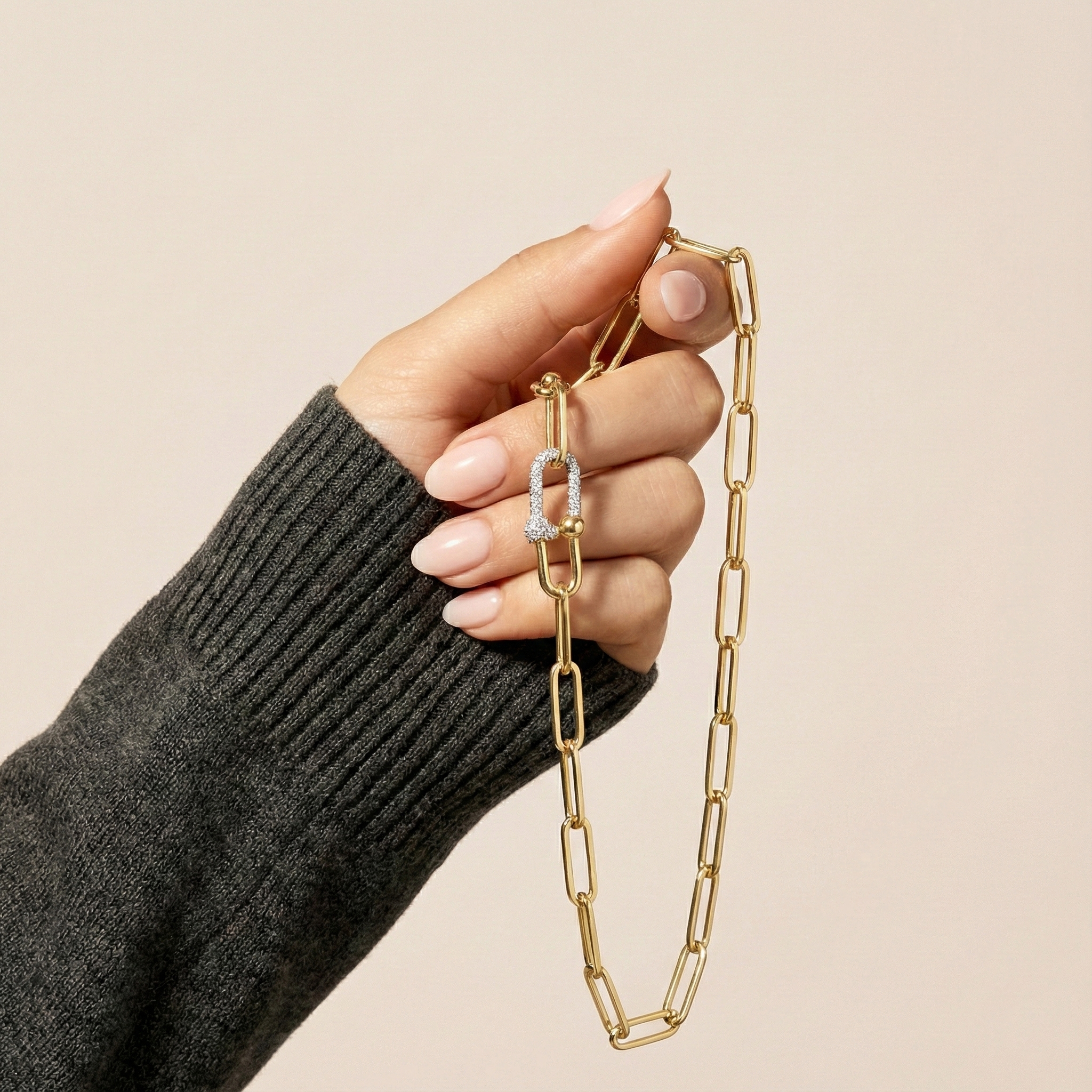 שרשרת חוליות זהב עם סוגר משובץ זרקונים ונצצים