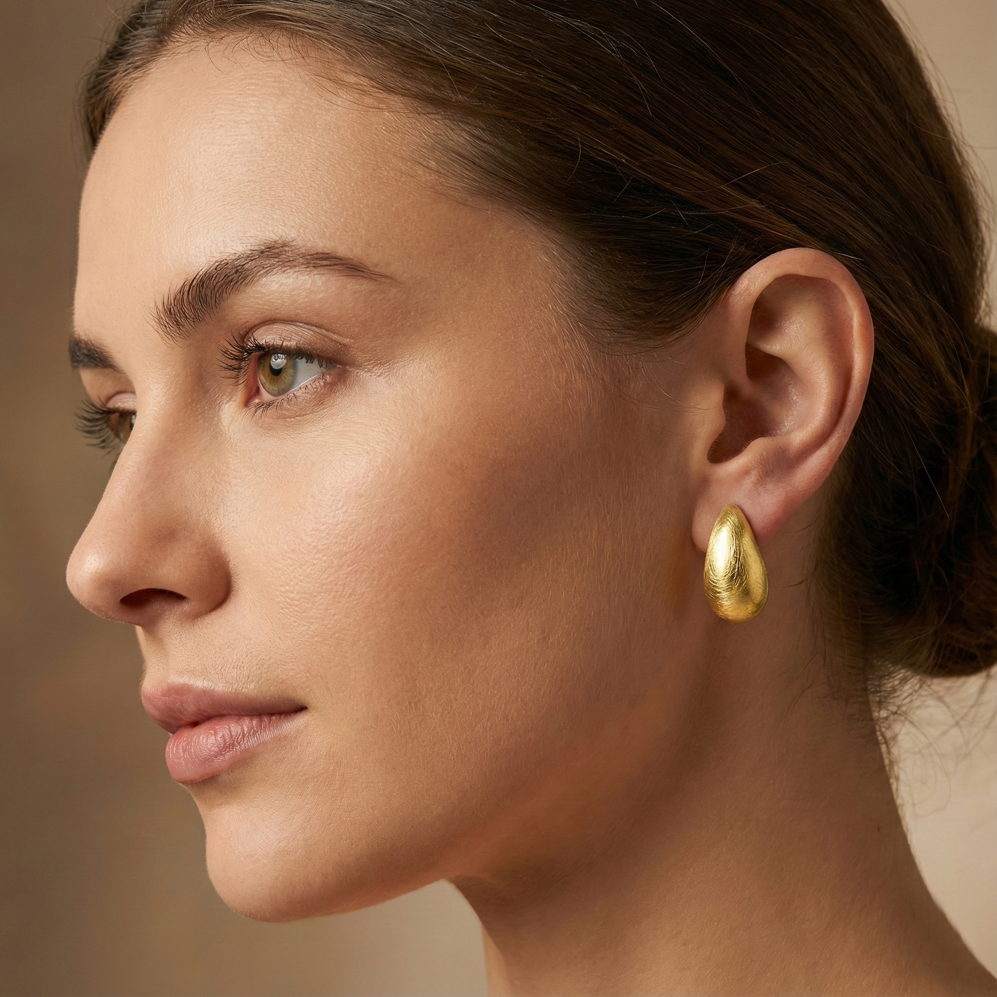 עגילי טיפה מזהב בגימור מט מוברש