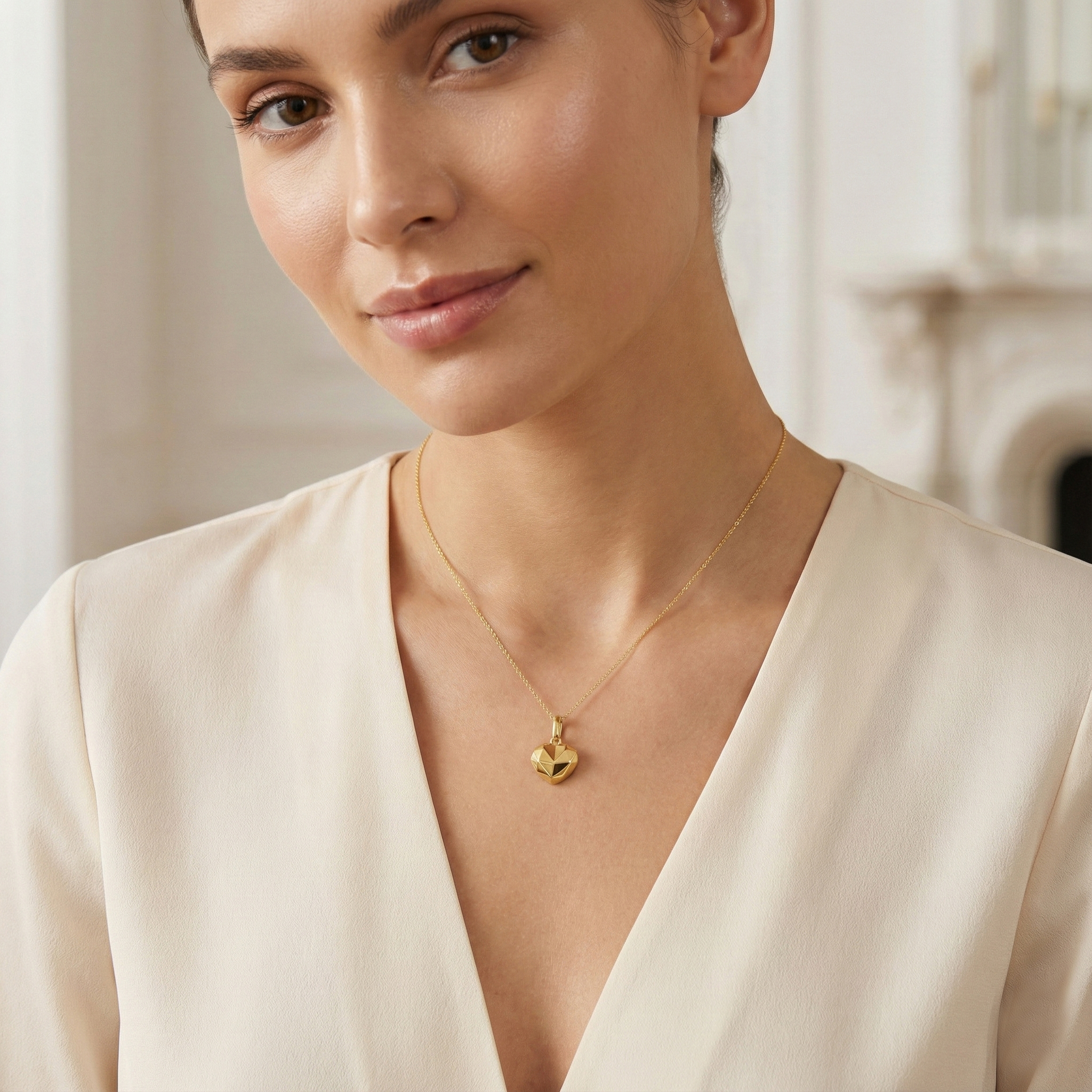 תליון לב מזהב בעיצוב גיאומטרי