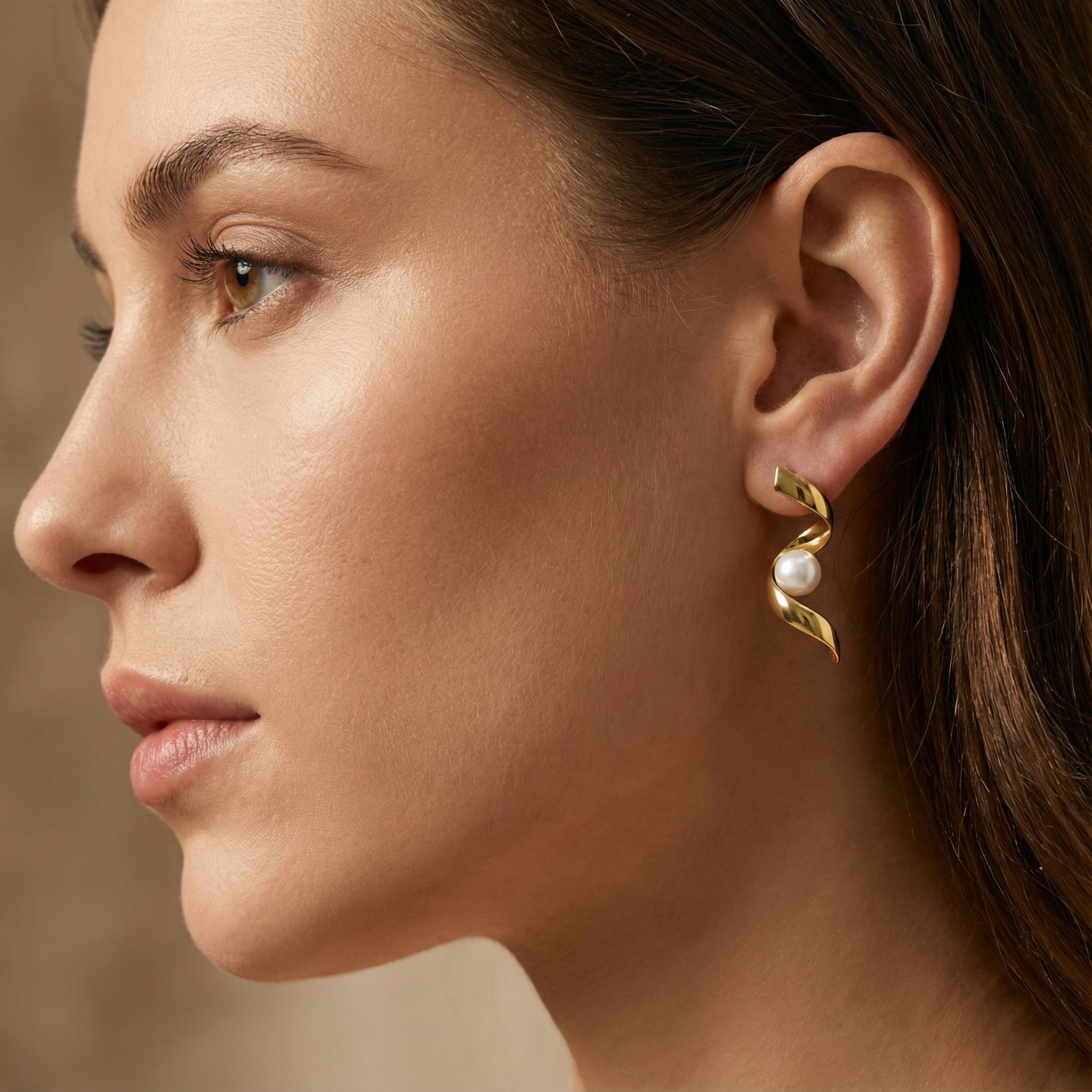 עגילי זהב צהוב 14K בעיצוב גל דינאמי עם פנינה