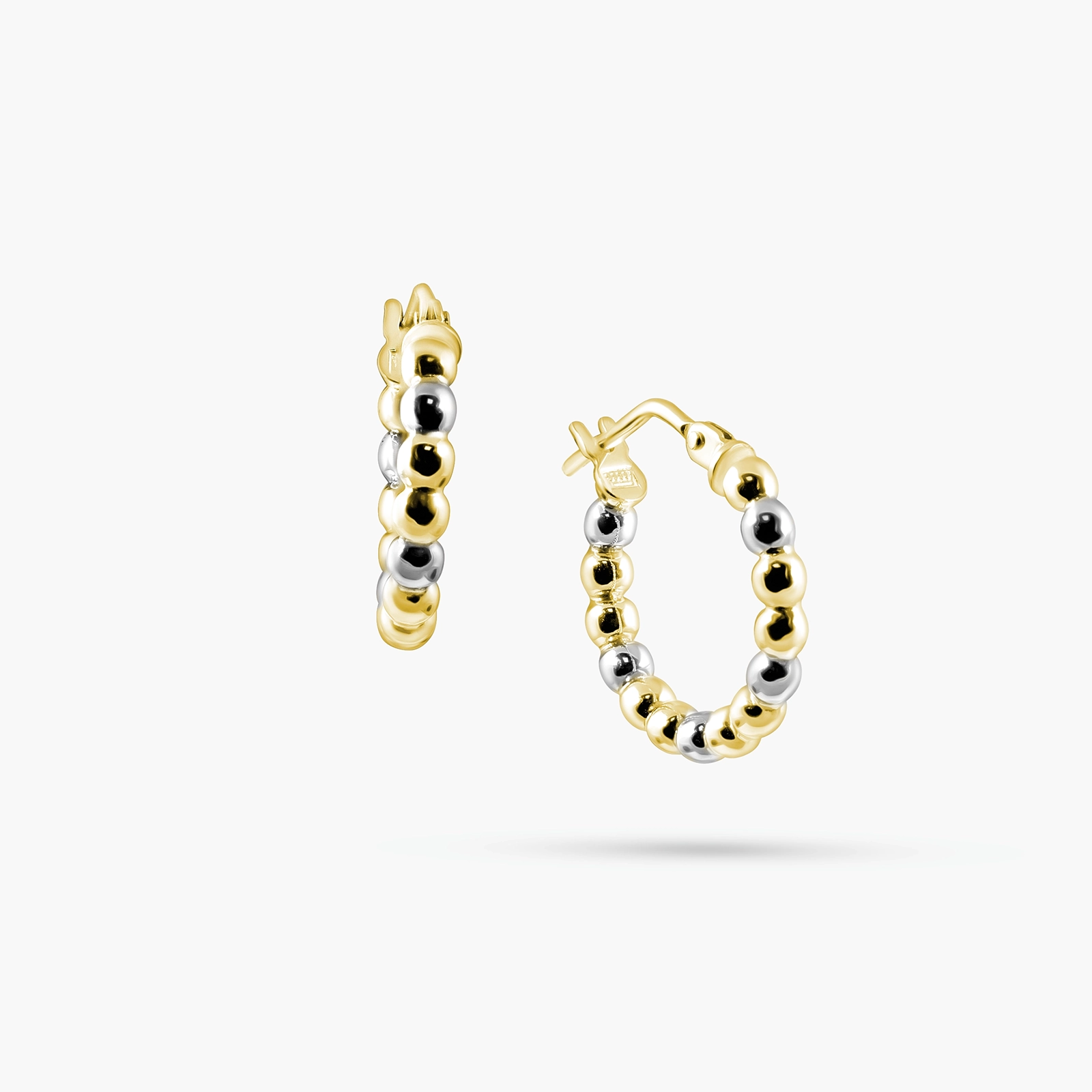 עגילי חישוק מזהב 14K במראה כדוריות זהב