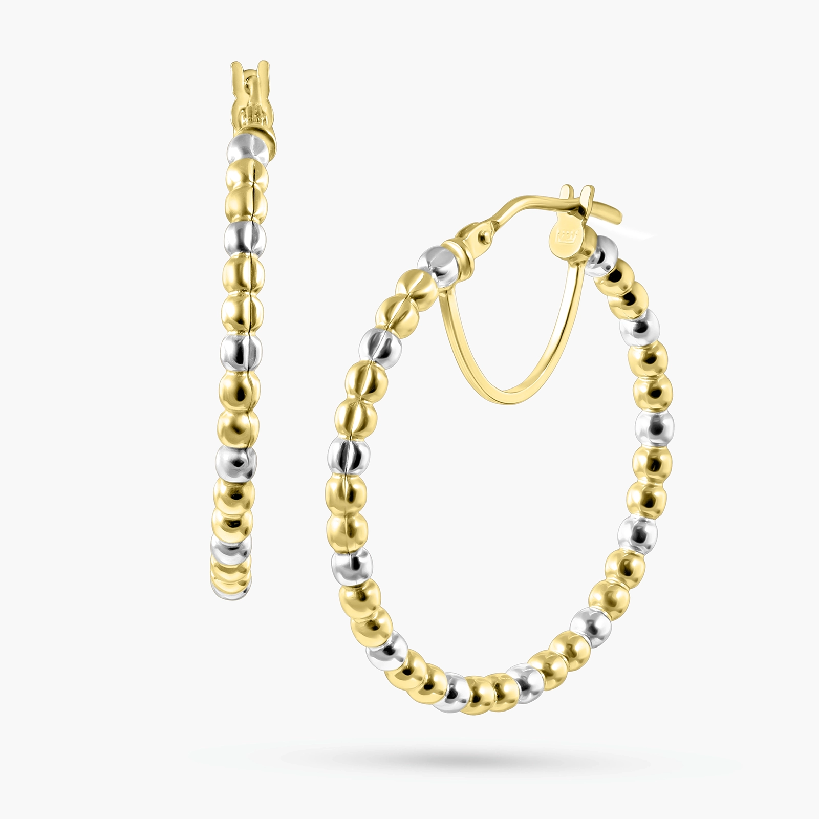 עגילי חישוק מזהב 14K ביקולור במראה כדורי זהב, בגימור מט