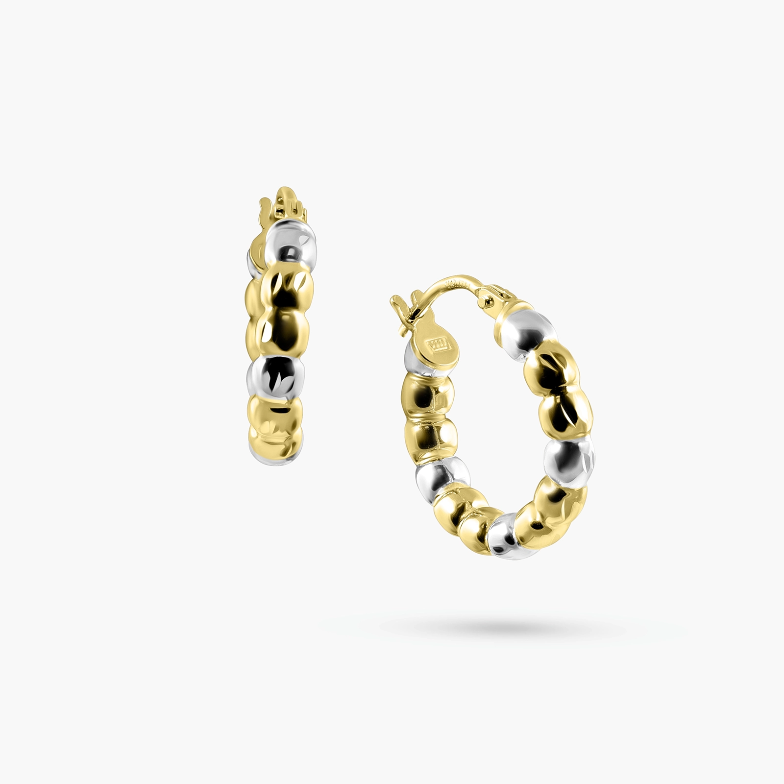 עגילי חישוק מזהב 14K ביקולור במראה כדוריות זהב